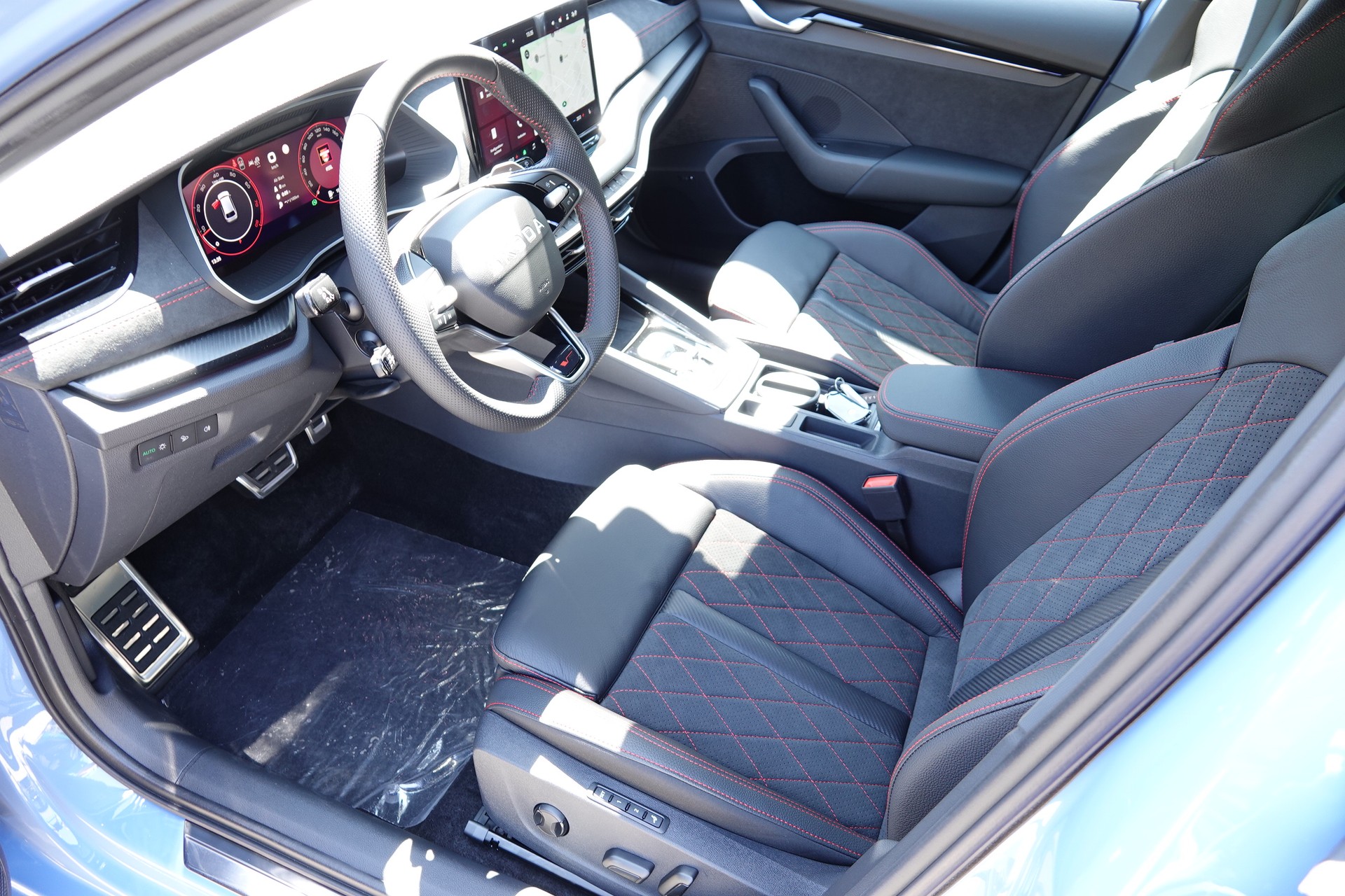 SKODA Octavia Combi 2.0 TSI RS 30 Years Edition DSG-image-10