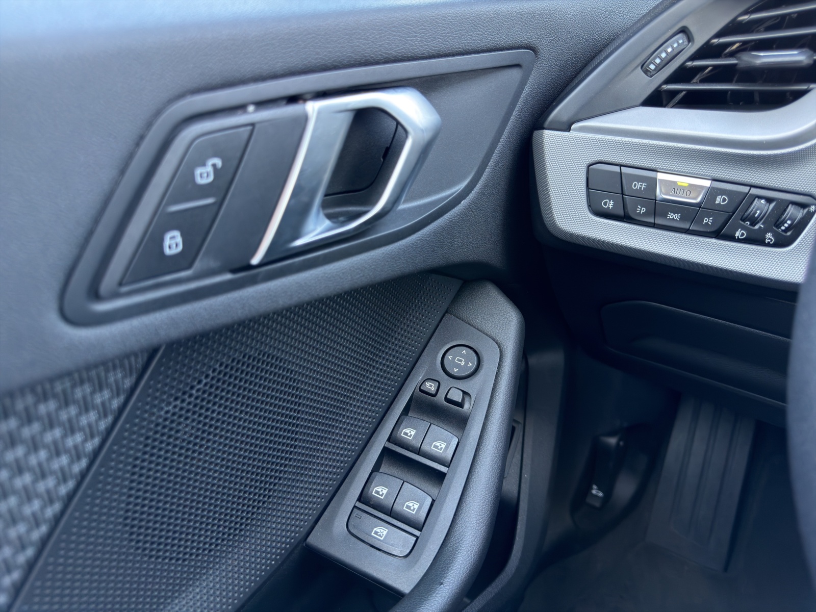 BMW 118i Steptronic (CH)-image-15