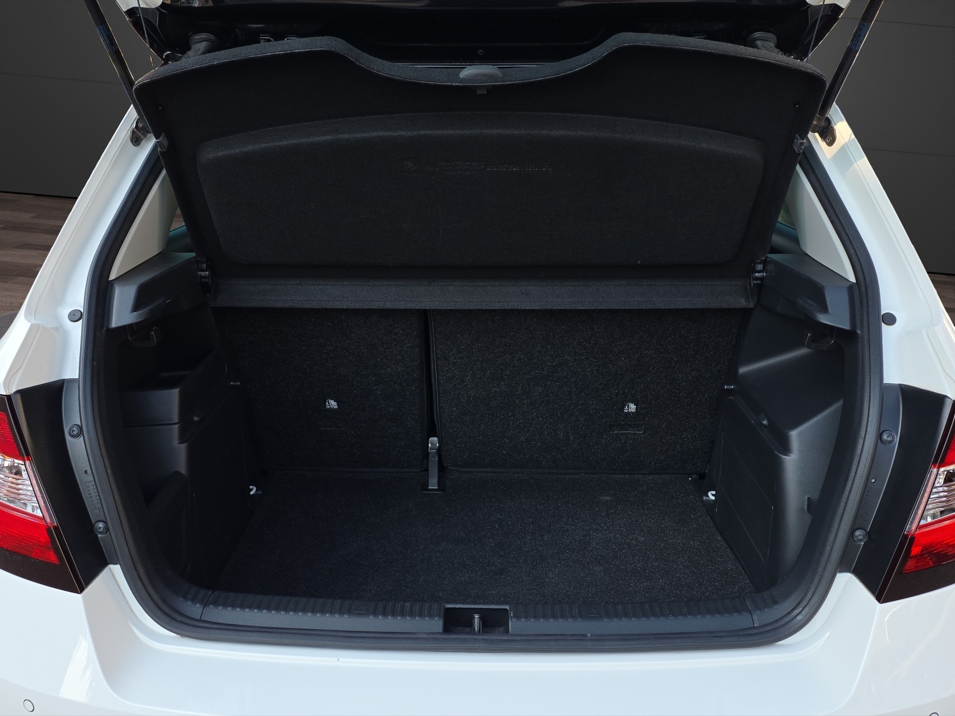 SKODA Fabia 1.4 TSI R5 DSG-image-9