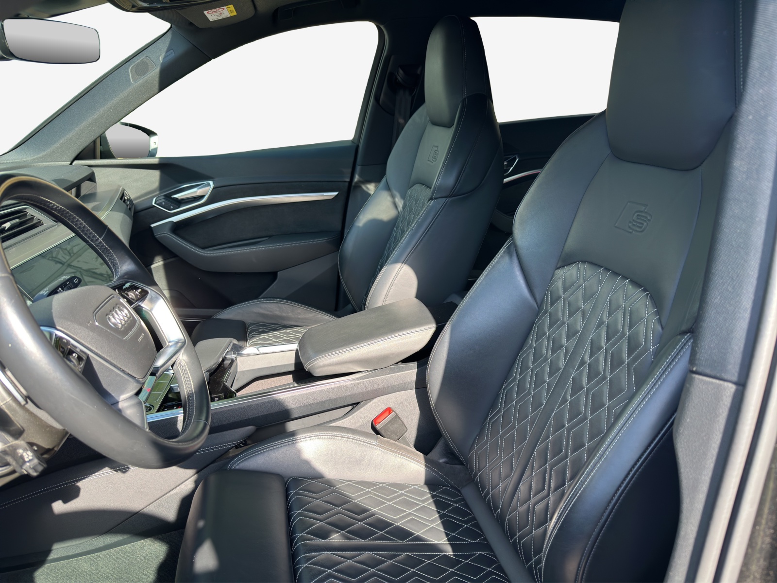 AUDI e-tron 55 S Line quattro-image-8
