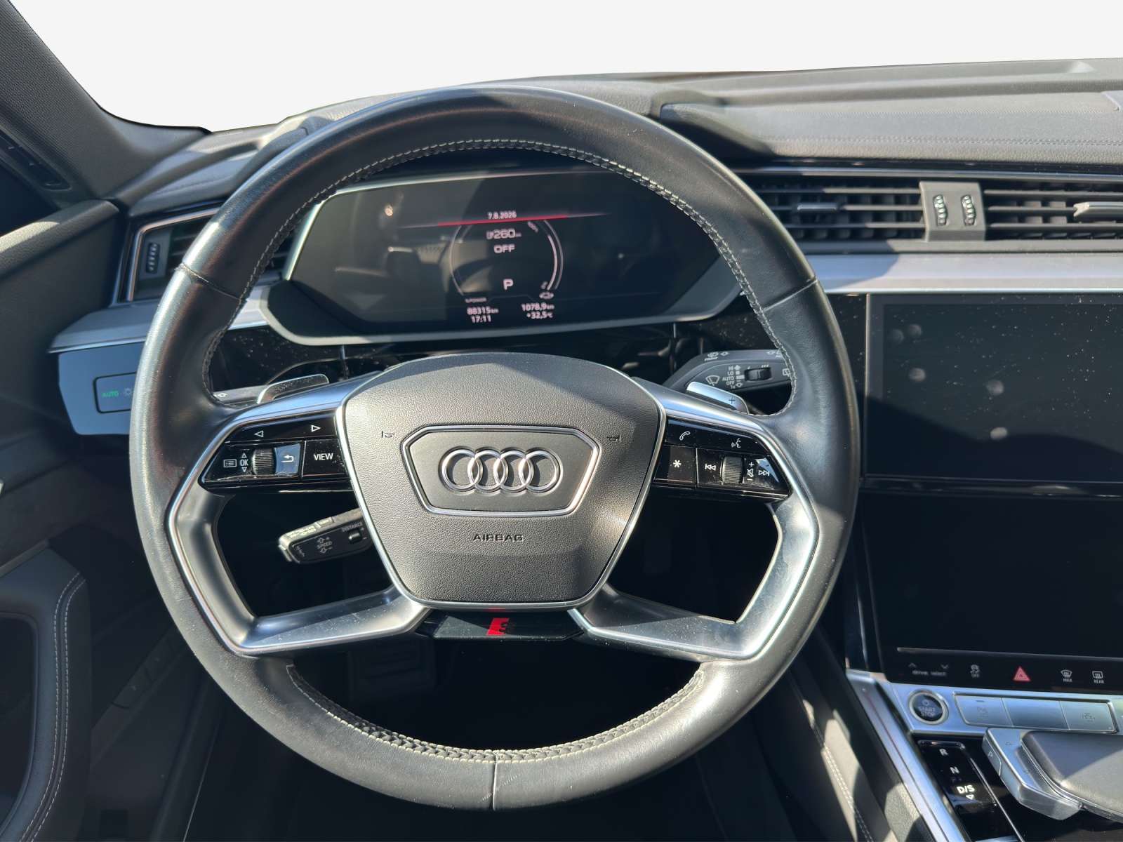 AUDI e-tron 55 S Line quattro-image-10