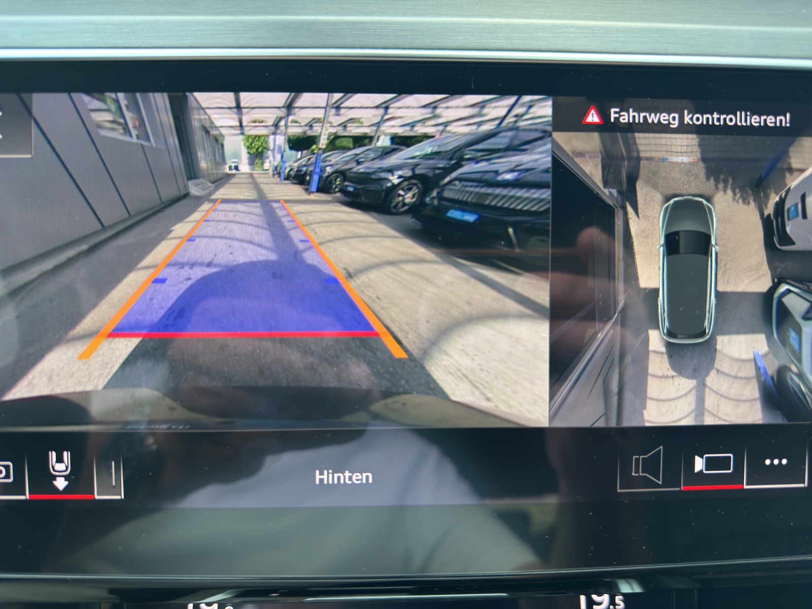 AUDI e-tron 55 S Line quattro-image-16
