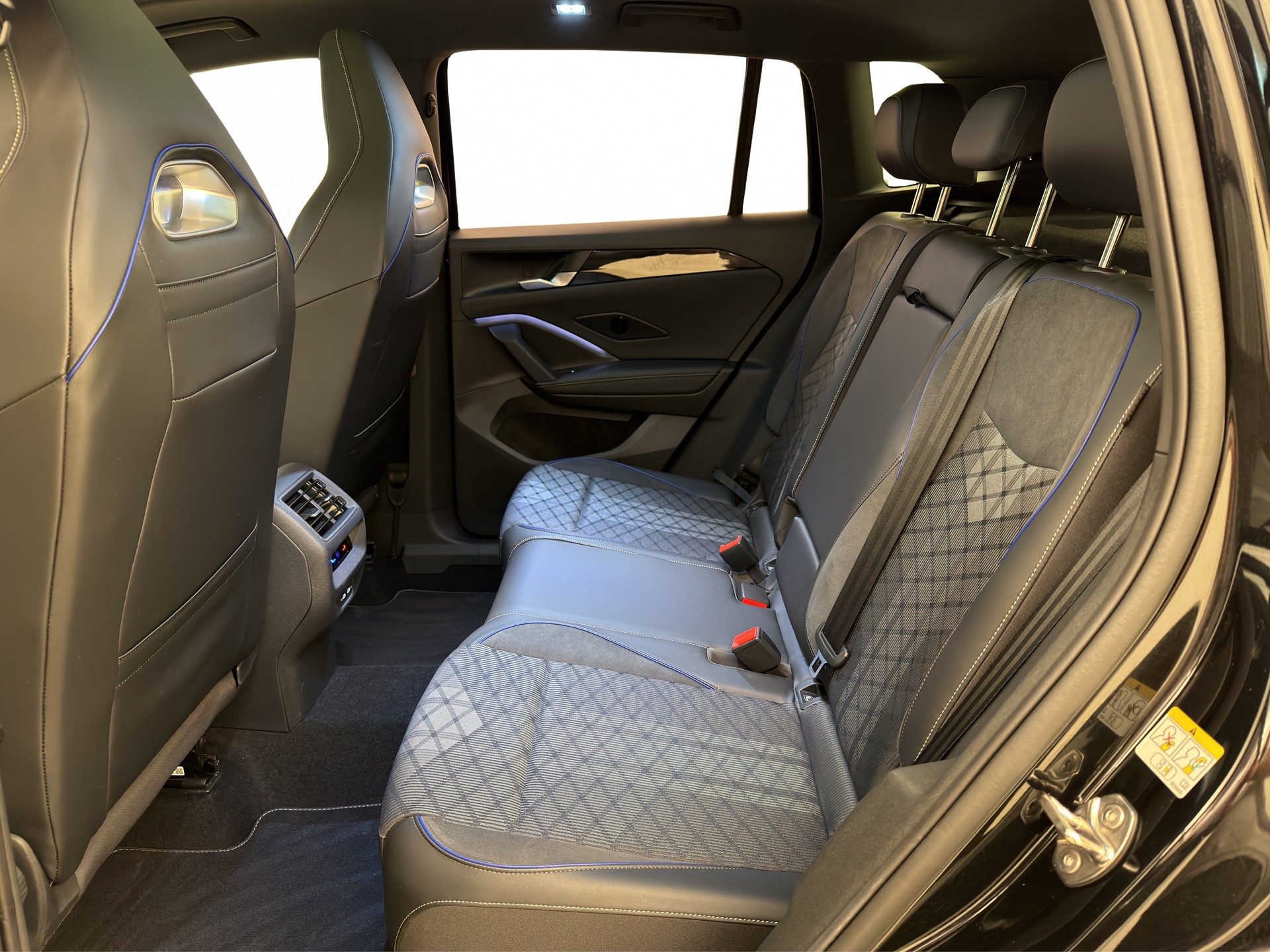 VW Tiguan 2.0 TSI R-Line DSG 4 motion-image-11