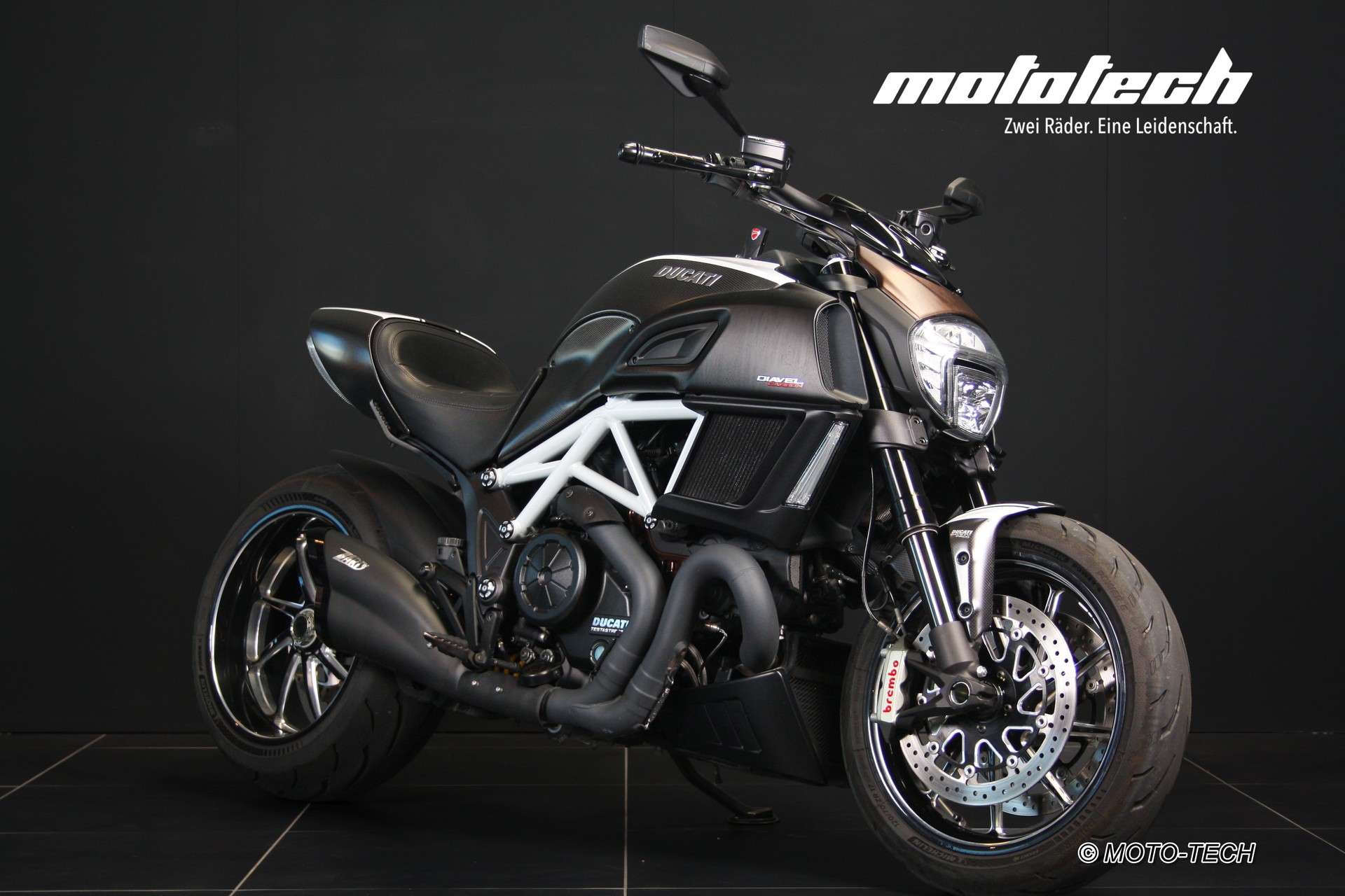 DUCATI Diavel 1200 Weiss