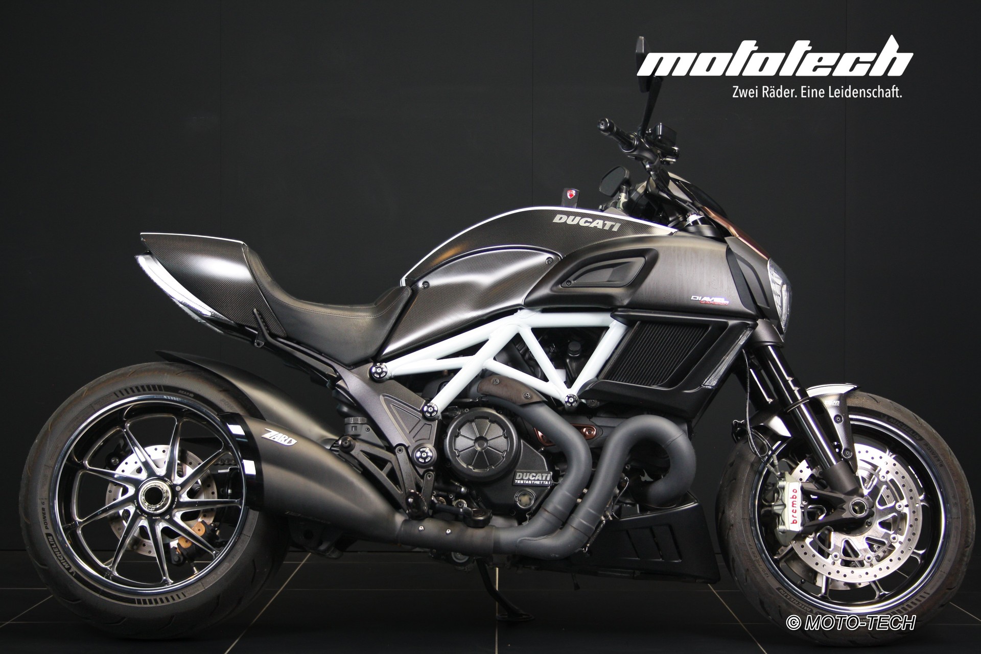 DUCATI Diavel 1200 Weiss-showroom-element-1