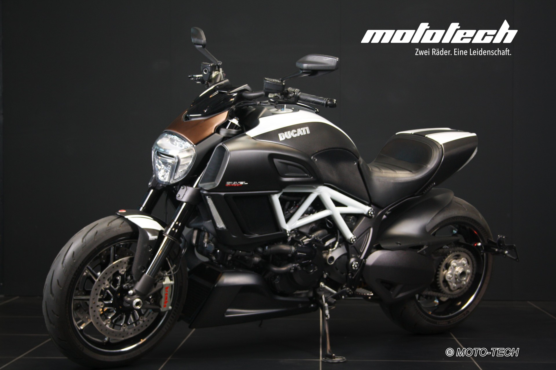 DUCATI Diavel 1200 Weiss-image-5