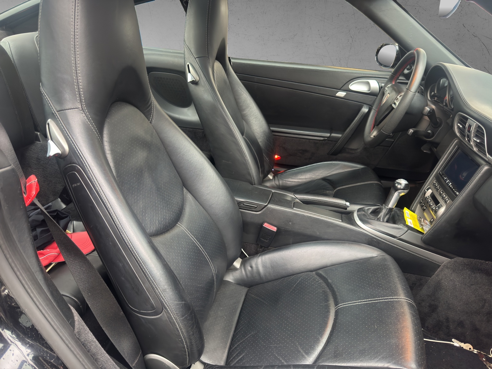 PORSCHE 911 Carrera 4S-image-12