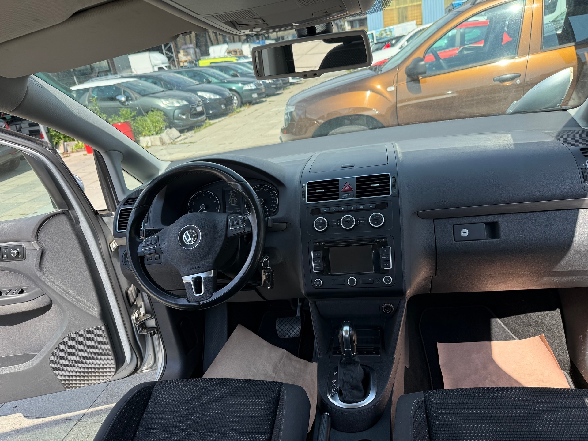 VW Touran 1.4 TSI 65th Edition DSG-image-11
