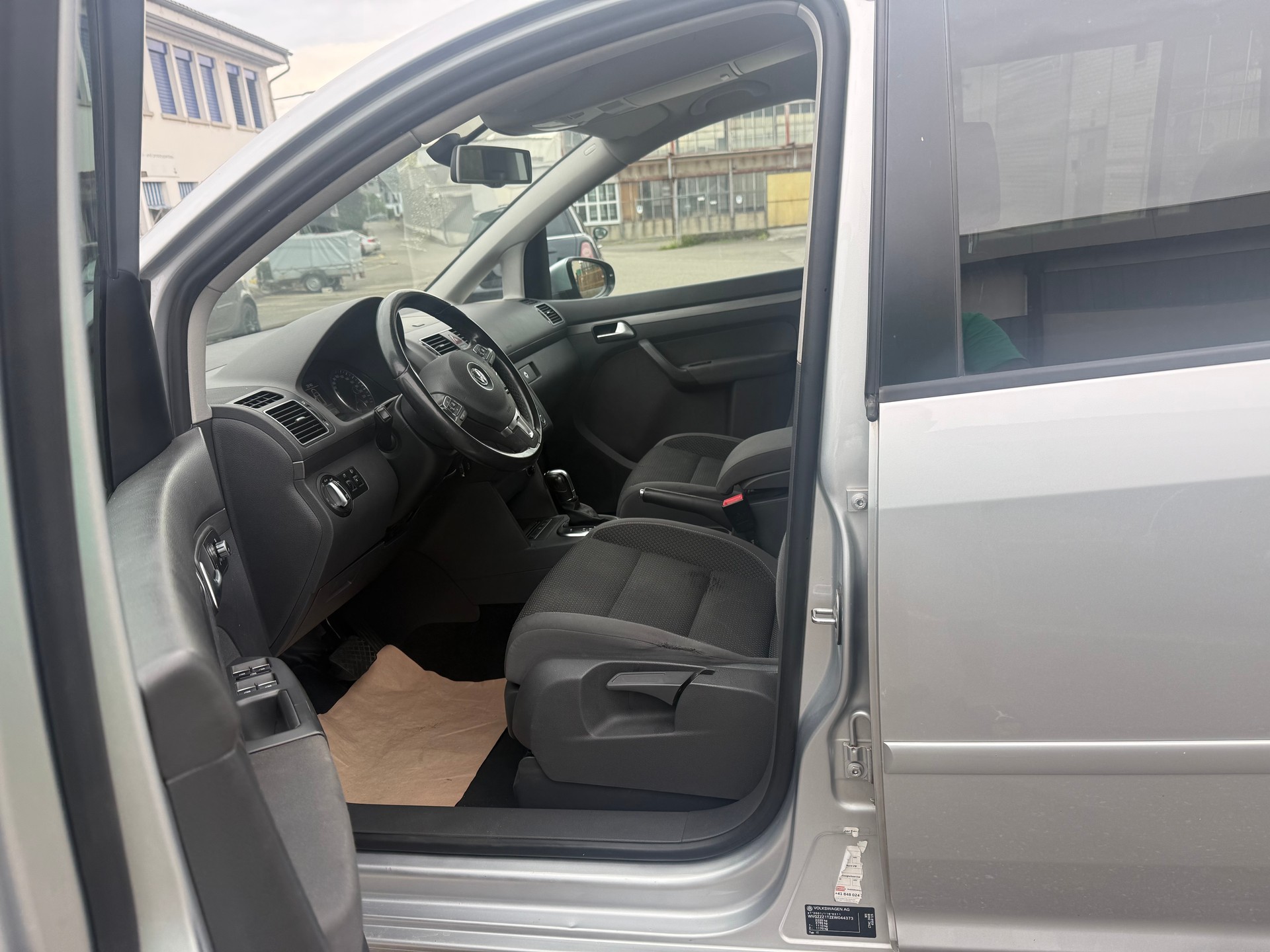 VW Touran 1.4 TSI 65th Edition DSG-image-8