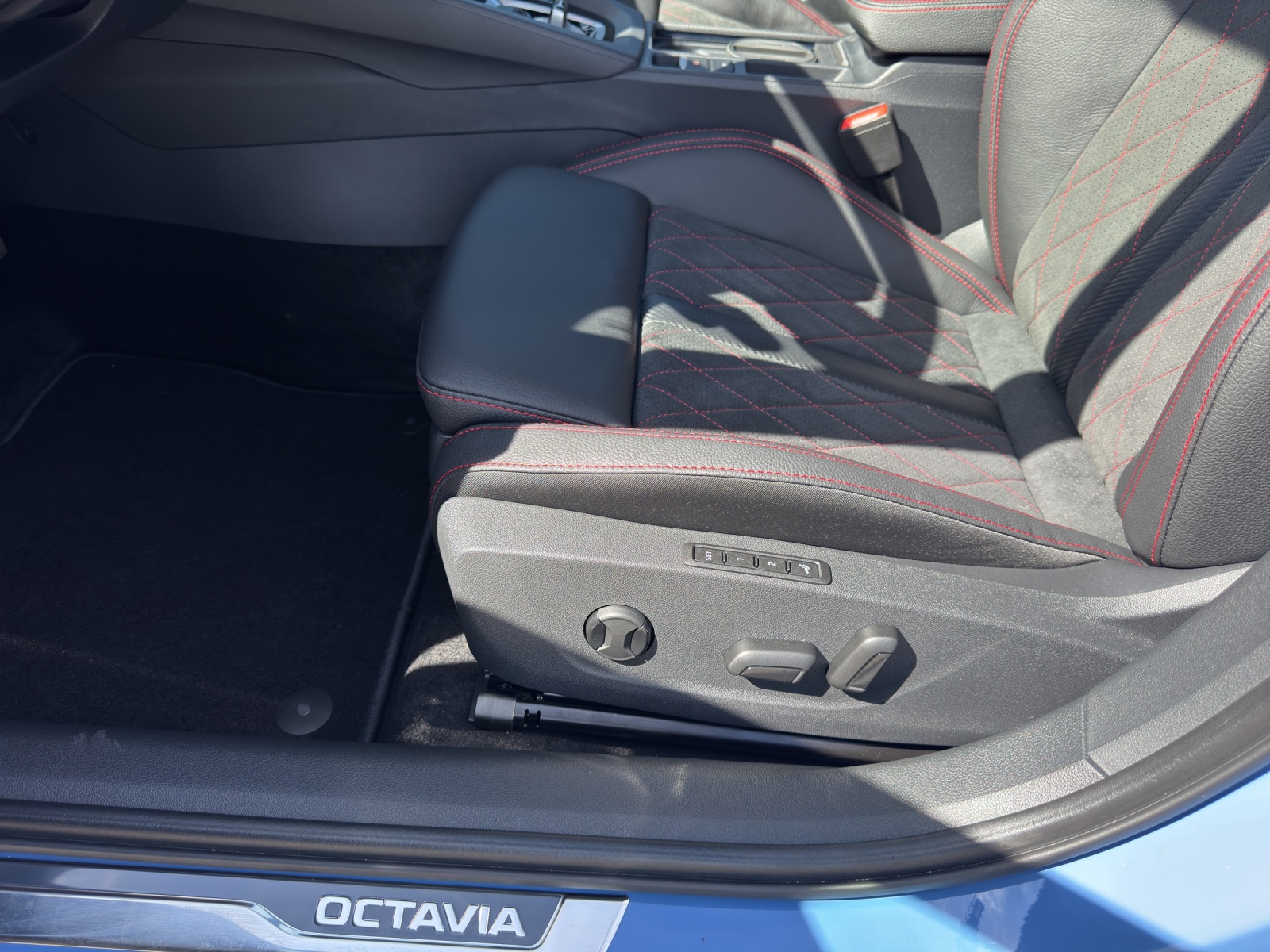 SKODA Octavia RS 30 Years Edition-image-13