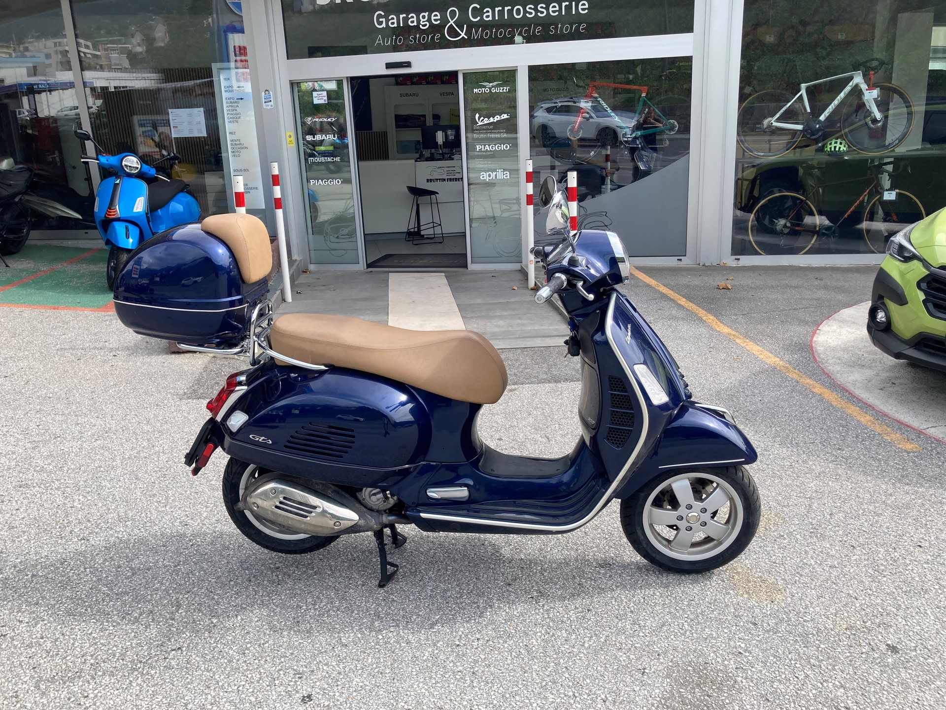 PIAGGIO Vespa GTS 300 HPE ABS/ASR-showroom-element-3