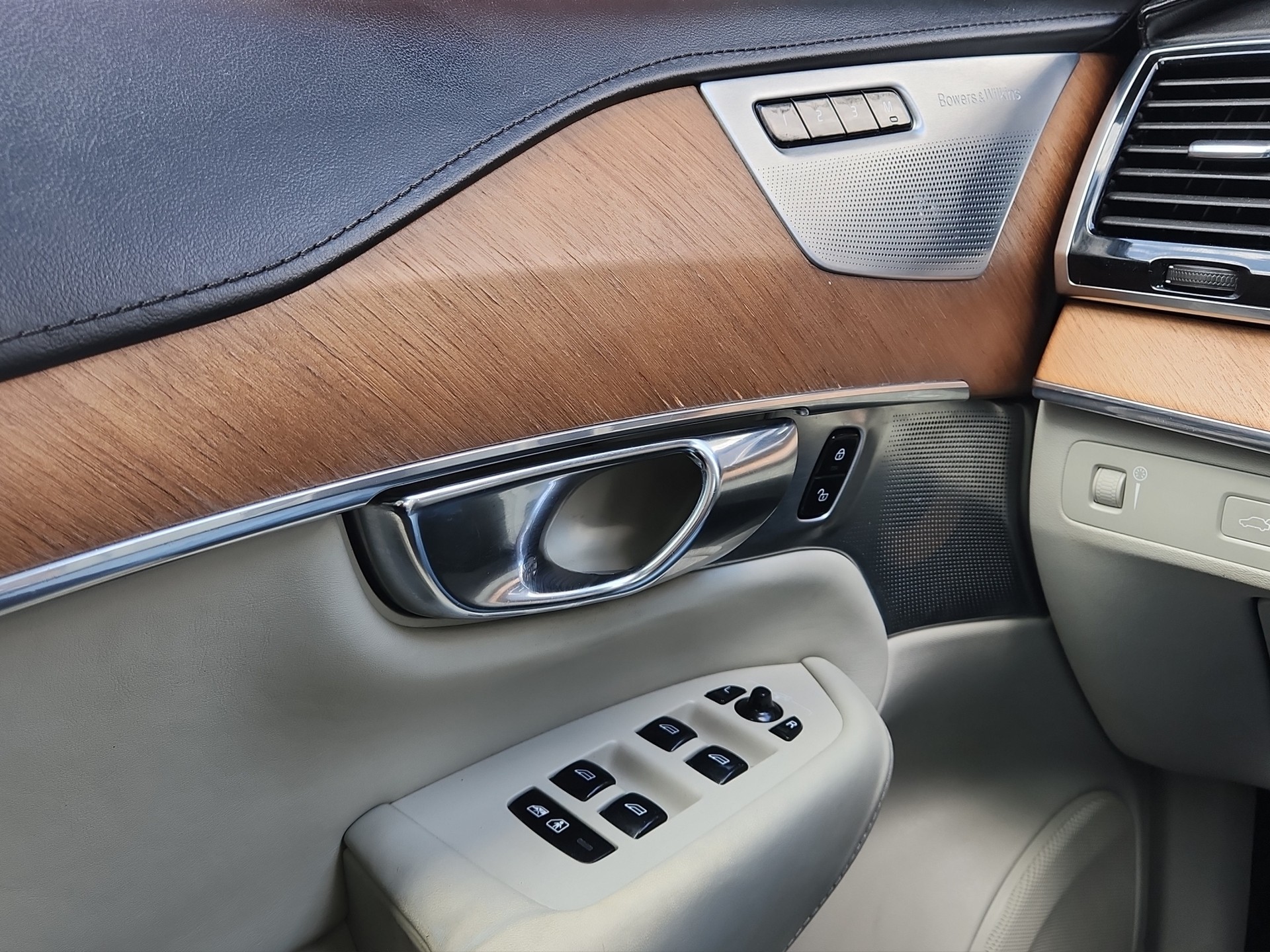 VOLVO XC90 T6 AWD Momentum Geartronic-image-14