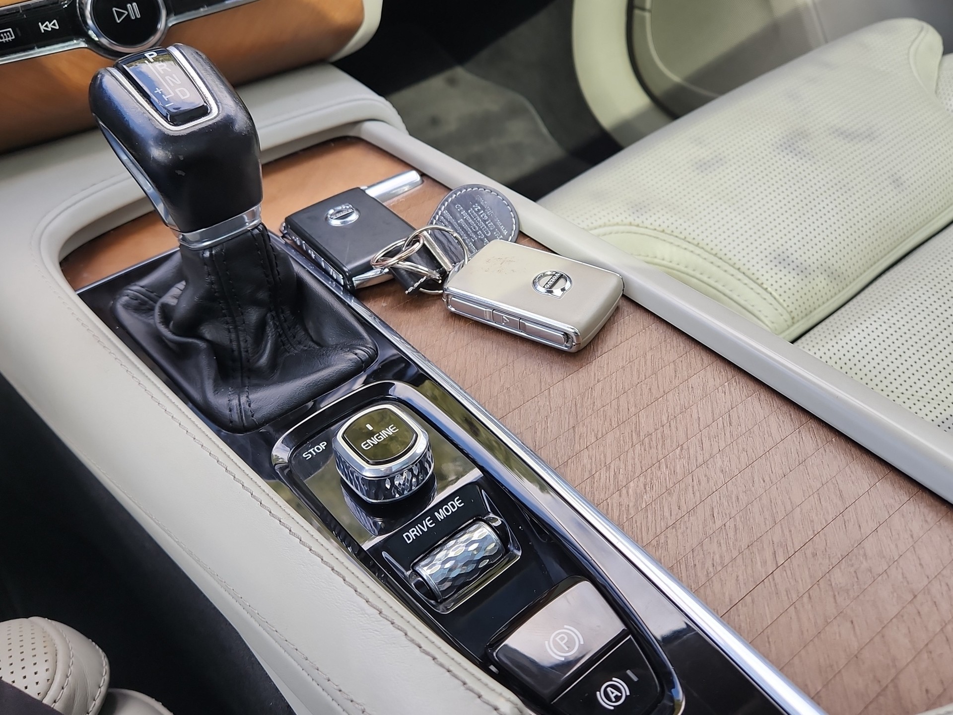 VOLVO XC90 T6 AWD Momentum Geartronic-image-17