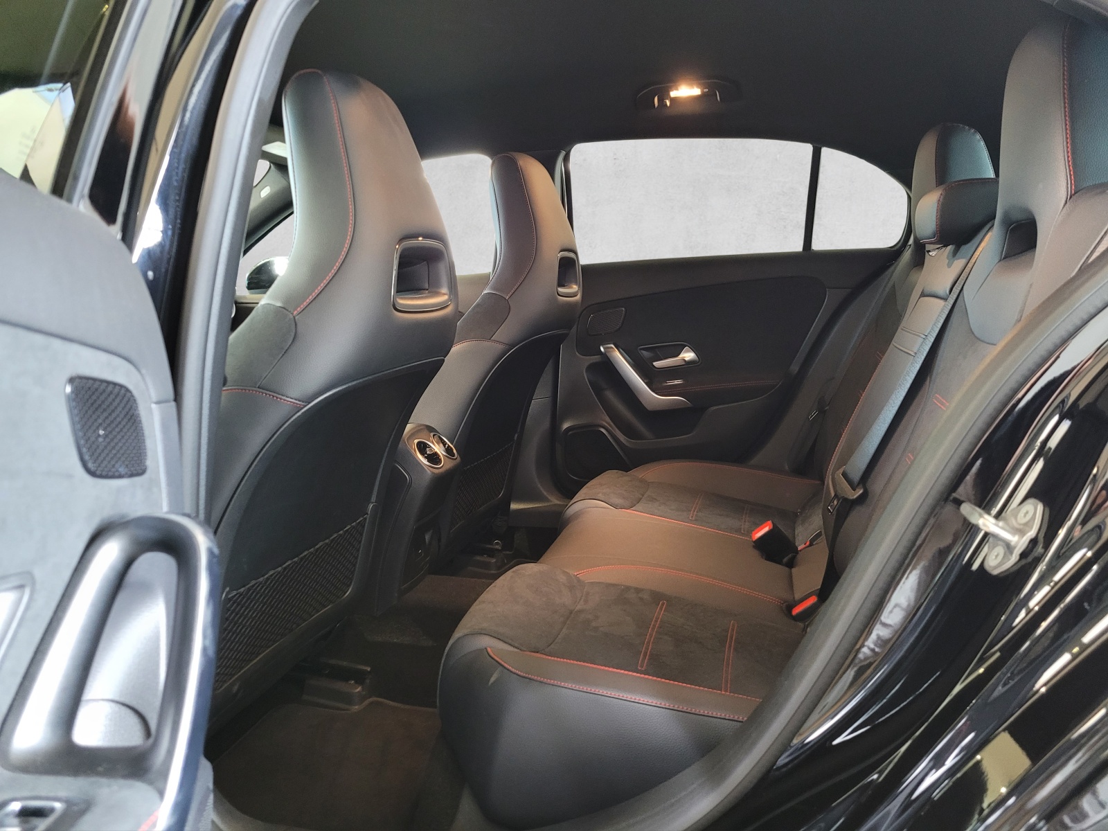 MERCEDES-BENZ A 180 AMG Line 7G-DCT-image-10