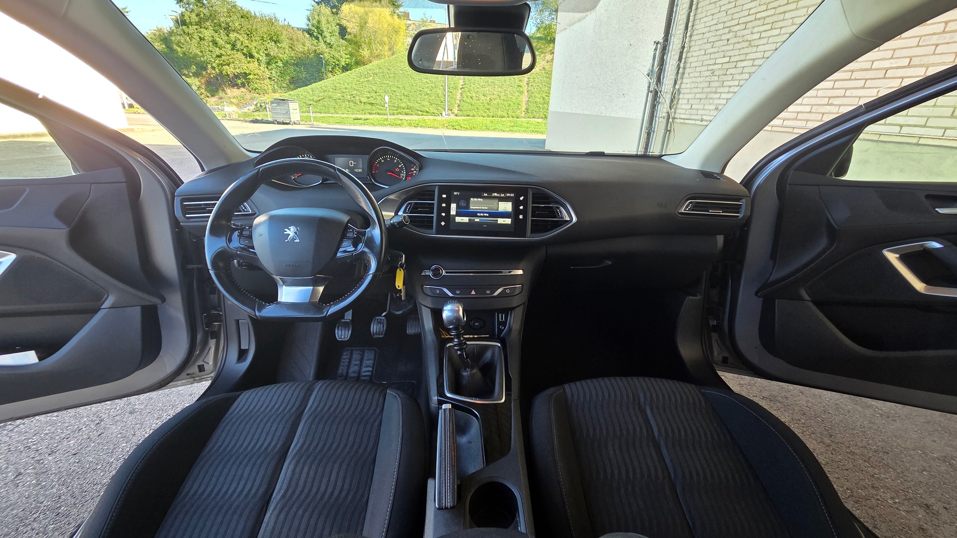 PEUGEOT 308 SW 1.2 THP Business-image-13