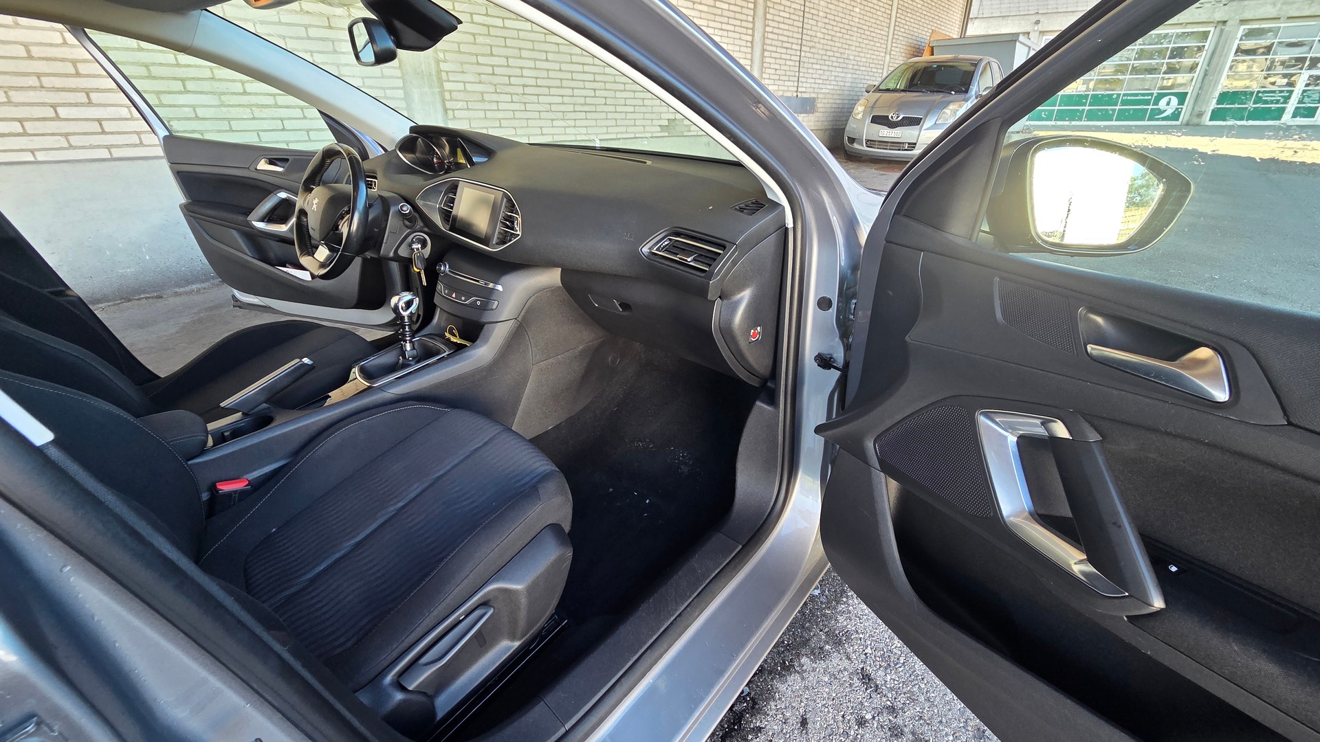 PEUGEOT 308 SW 1.2 THP Business-image-8