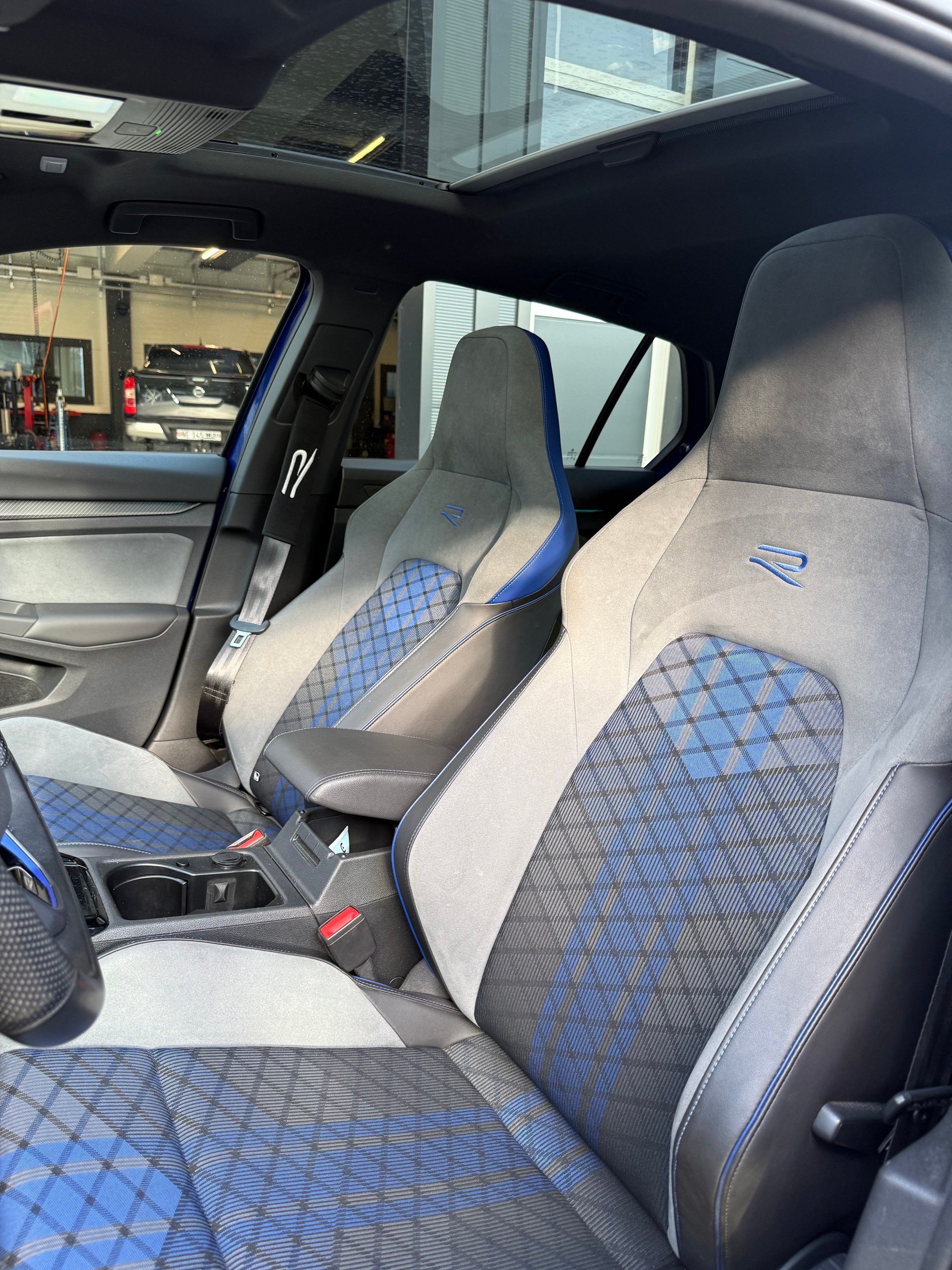 VW 2.0 TSI R DSG 4motion-image-3