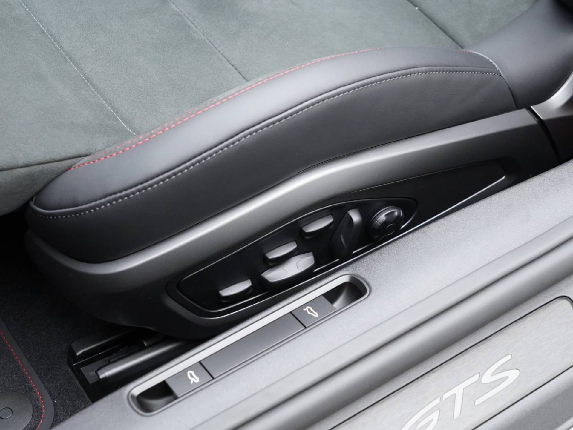 PORSCHE 911 Carrera GTS Cabriolet-image-21