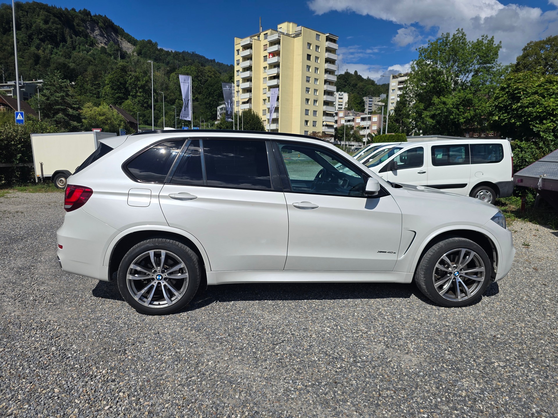BMW 40e xDrive-image-2