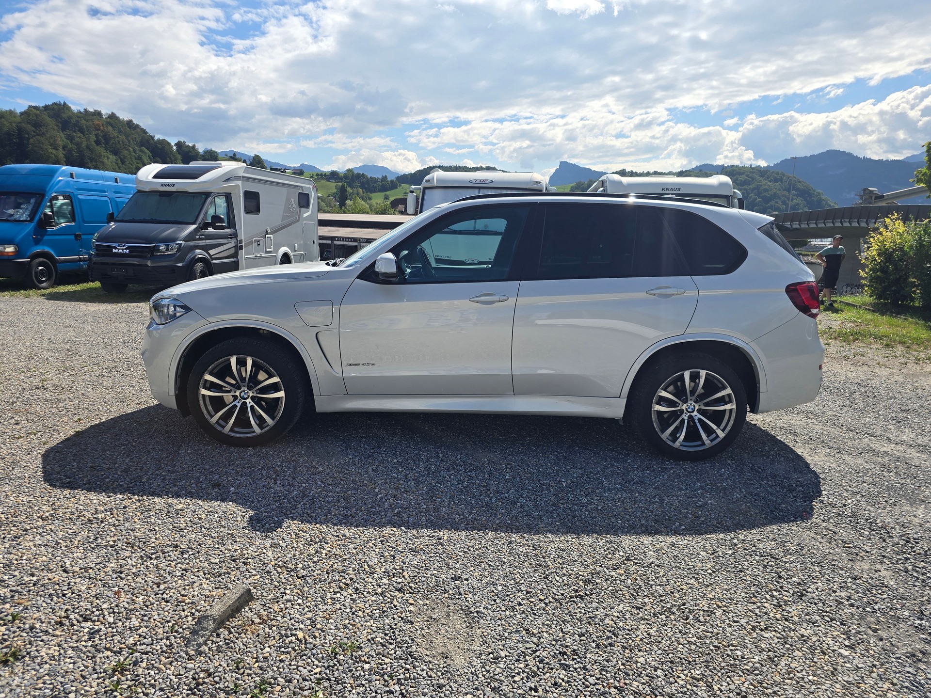 BMW 40e xDrive-image-3