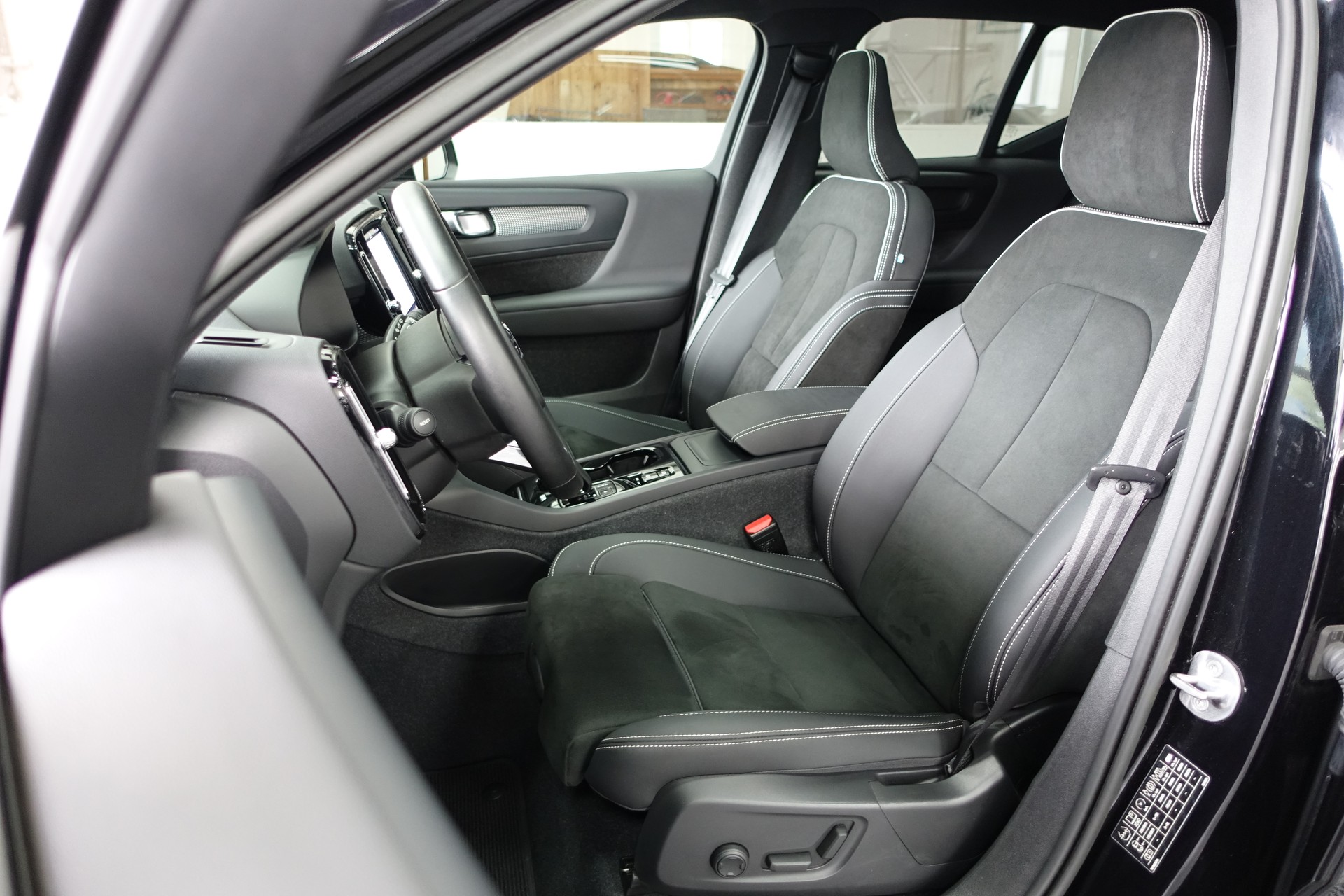 VOLVO XC40 2.0 B4 MH Ultimate Dark AWD-image-13