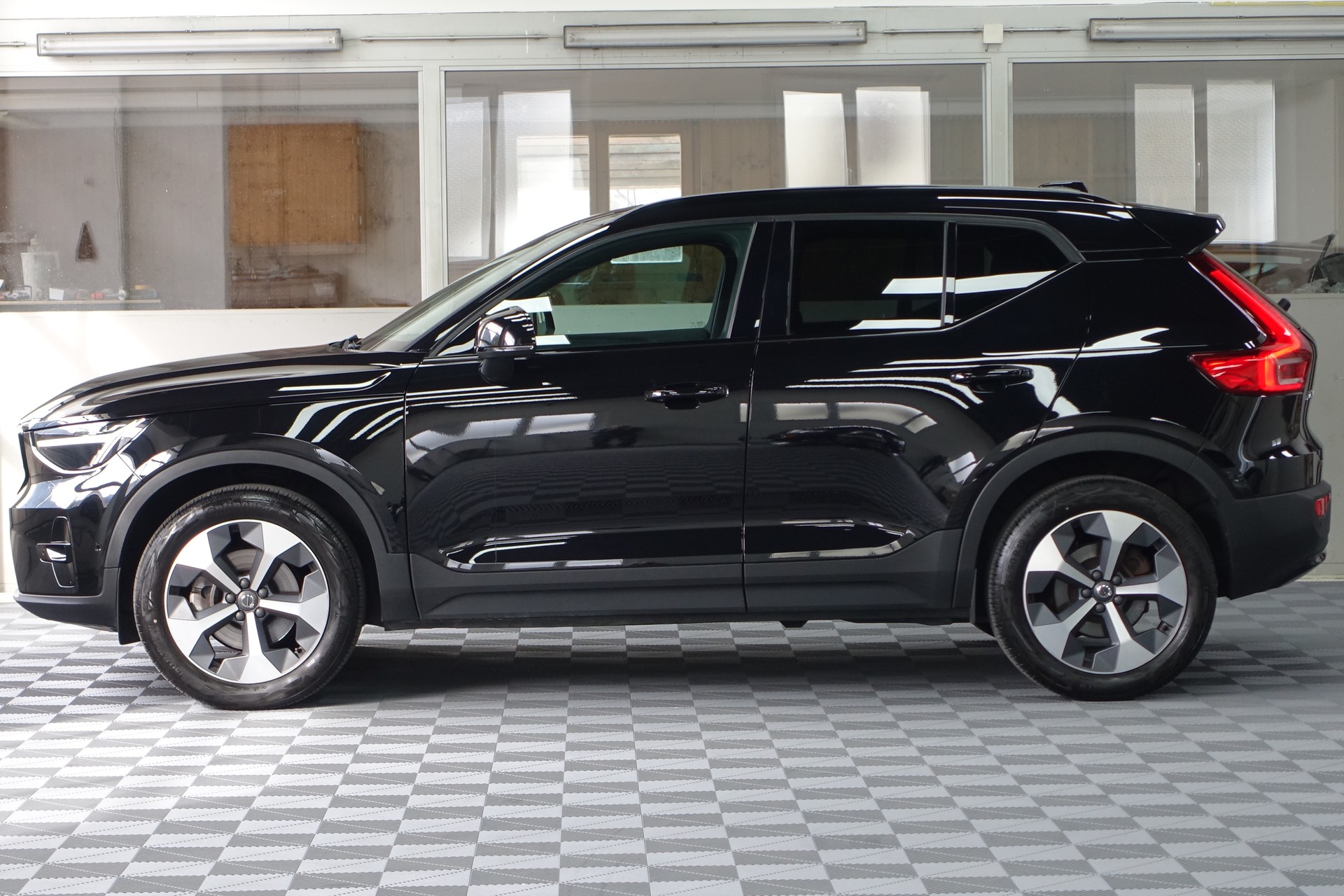 VOLVO XC40 2.0 B4 MH Ultimate Dark AWD-image-3
