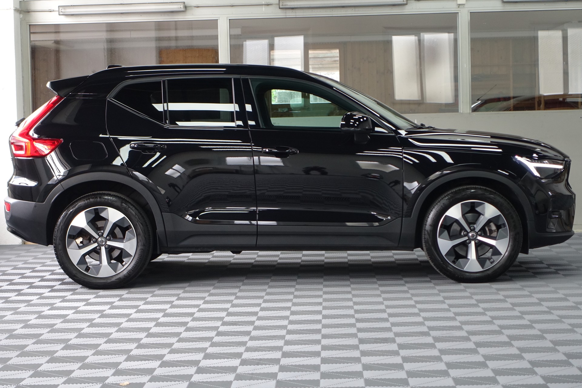 VOLVO XC40 2.0 B4 MH Ultimate Dark AWD-image-4