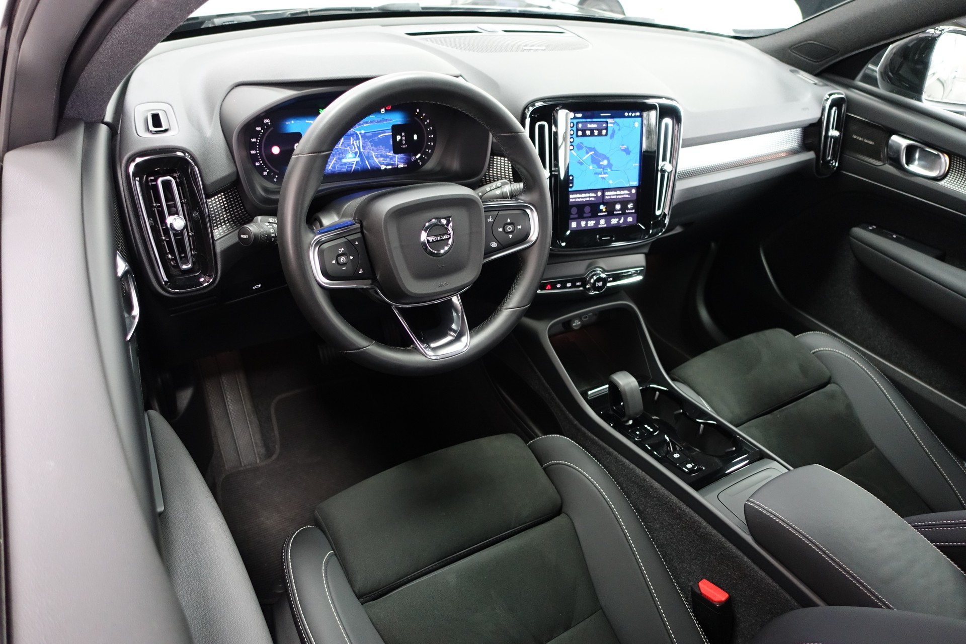 VOLVO XC40 2.0 B4 MH Ultimate Dark AWD-image-11