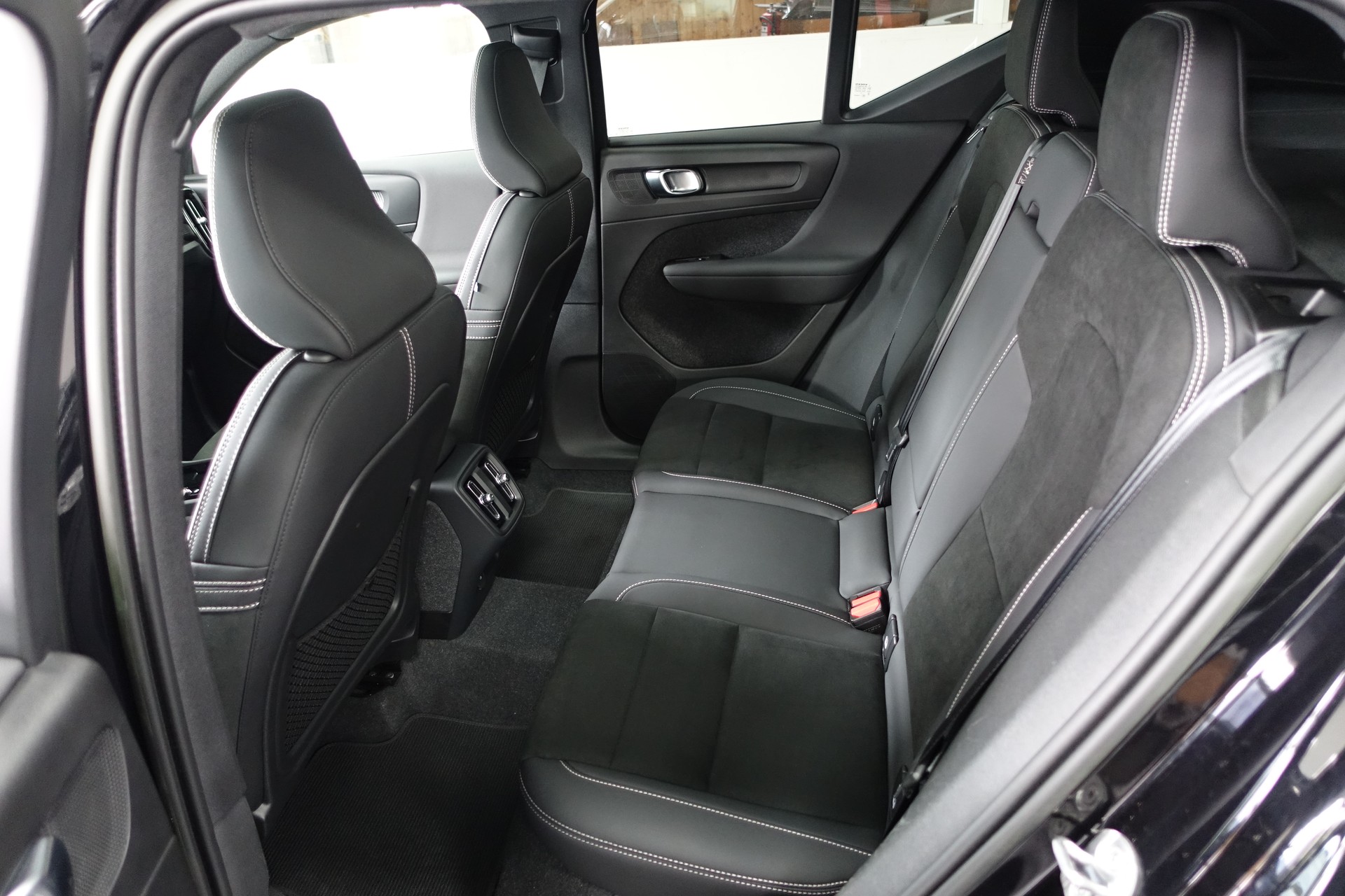 VOLVO XC40 2.0 B4 MH Ultimate Dark AWD-image-16