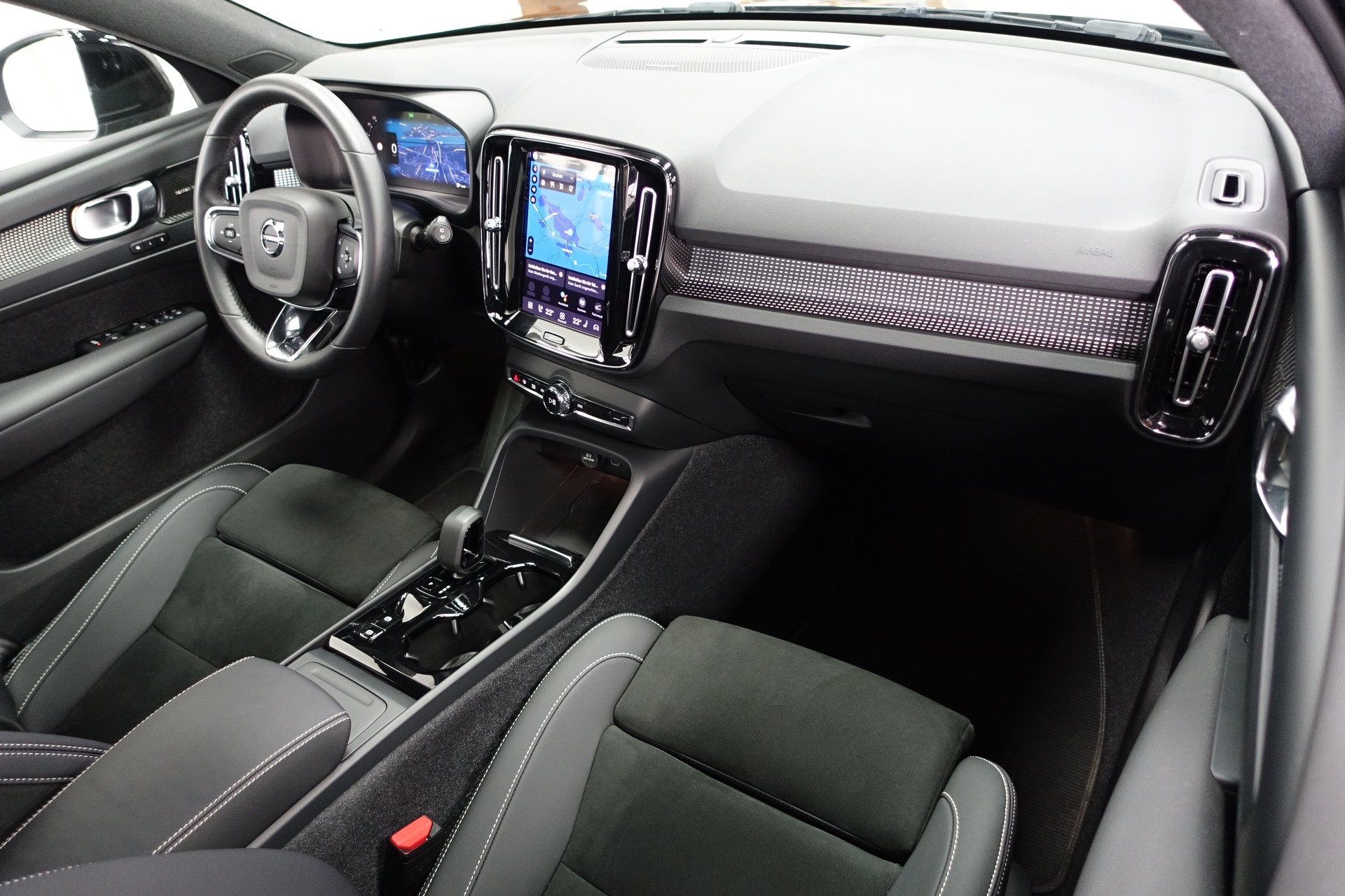 VOLVO XC40 2.0 B4 MH Ultimate Dark AWD-image-12
