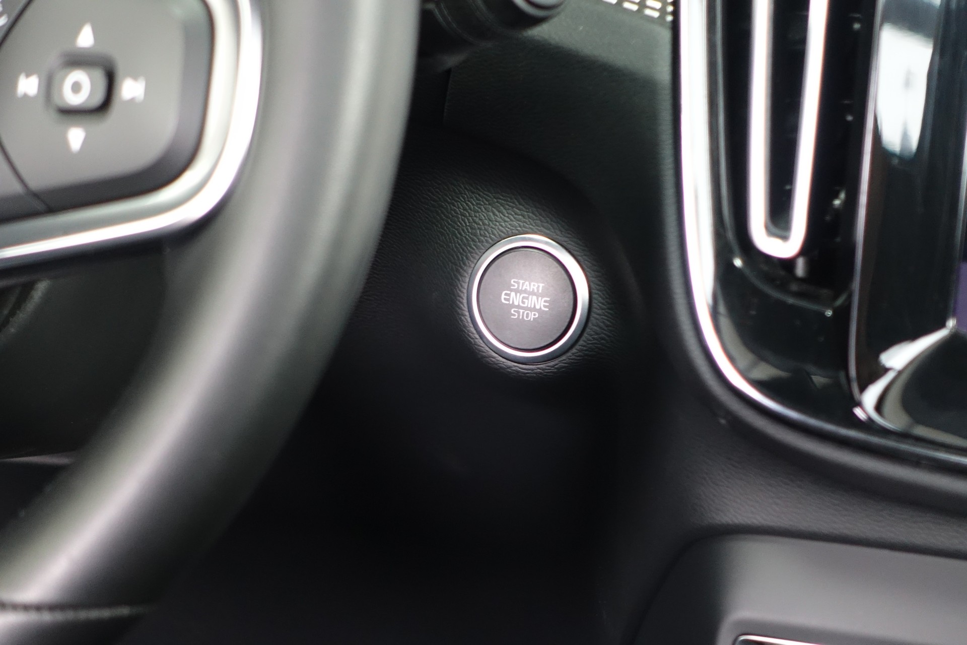 VOLVO XC40 2.0 B4 MH Ultimate Dark AWD-image-20