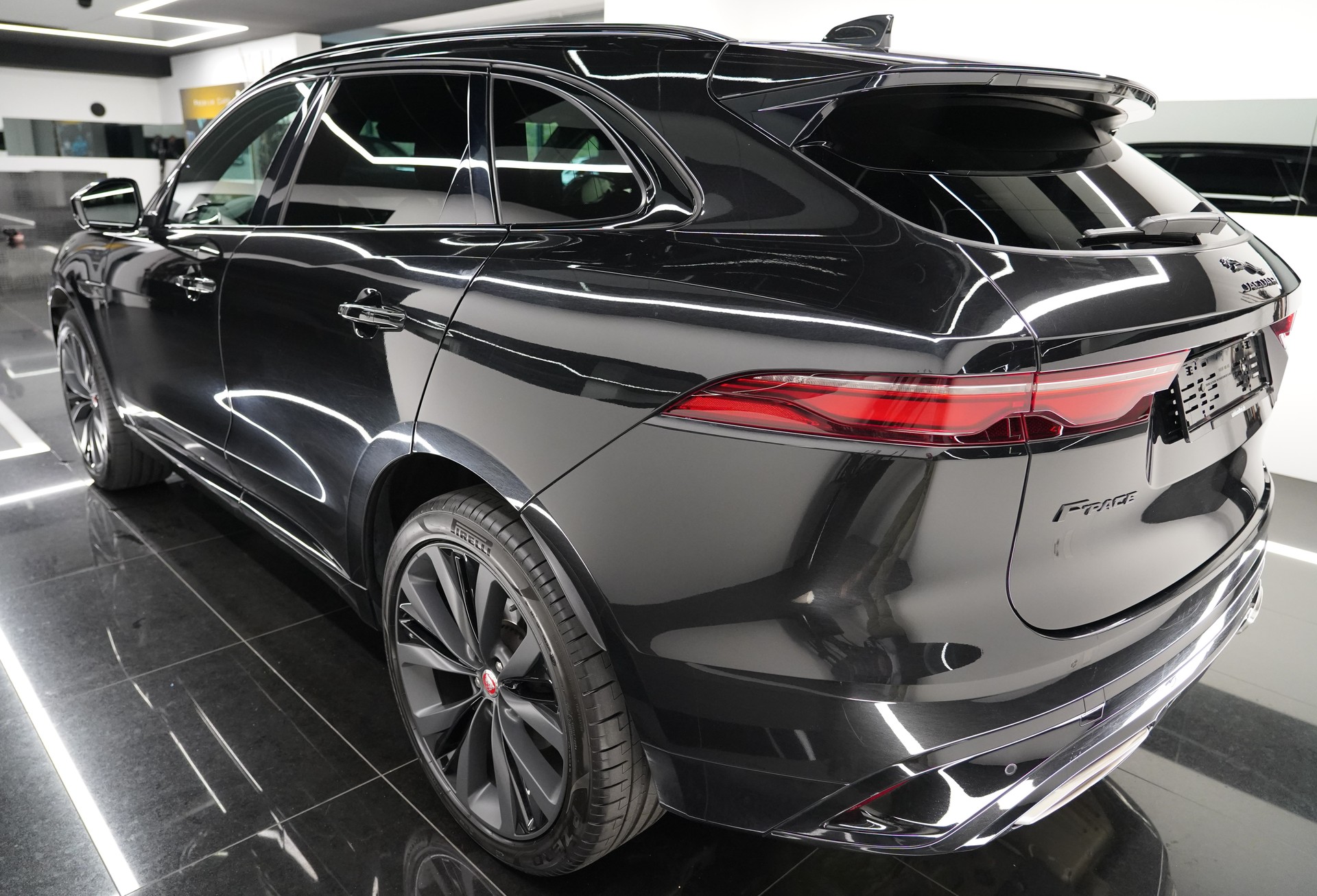 JAGUAR F-Pace 3.0 P400 R-Dyn. SE-image-6