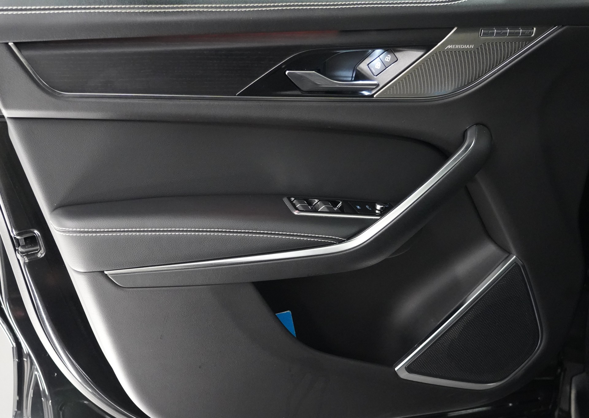 JAGUAR F-Pace 3.0 P400 R-Dyn. SE-image-8