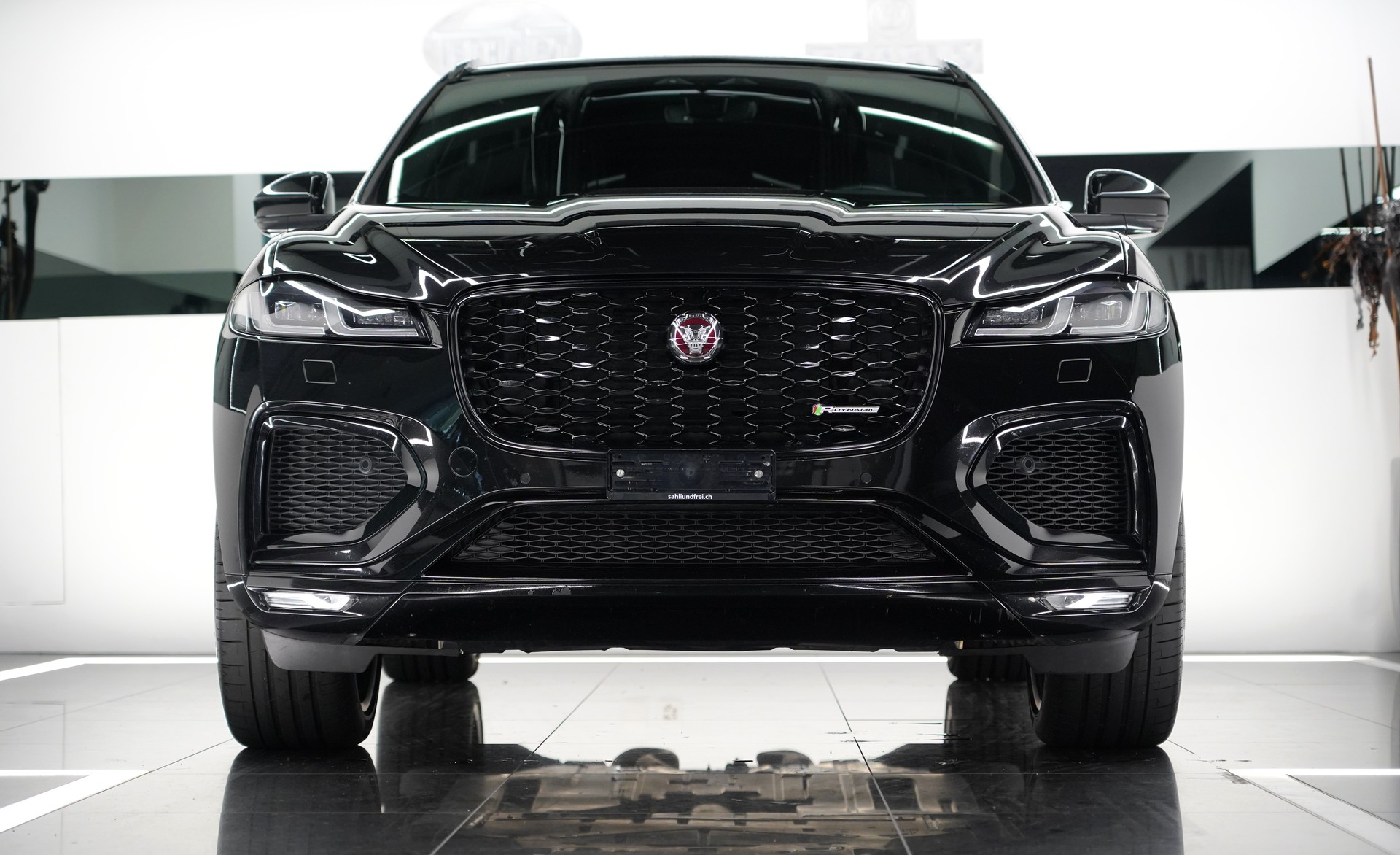 JAGUAR F-Pace 3.0 P400 R-Dyn. SE-image-3