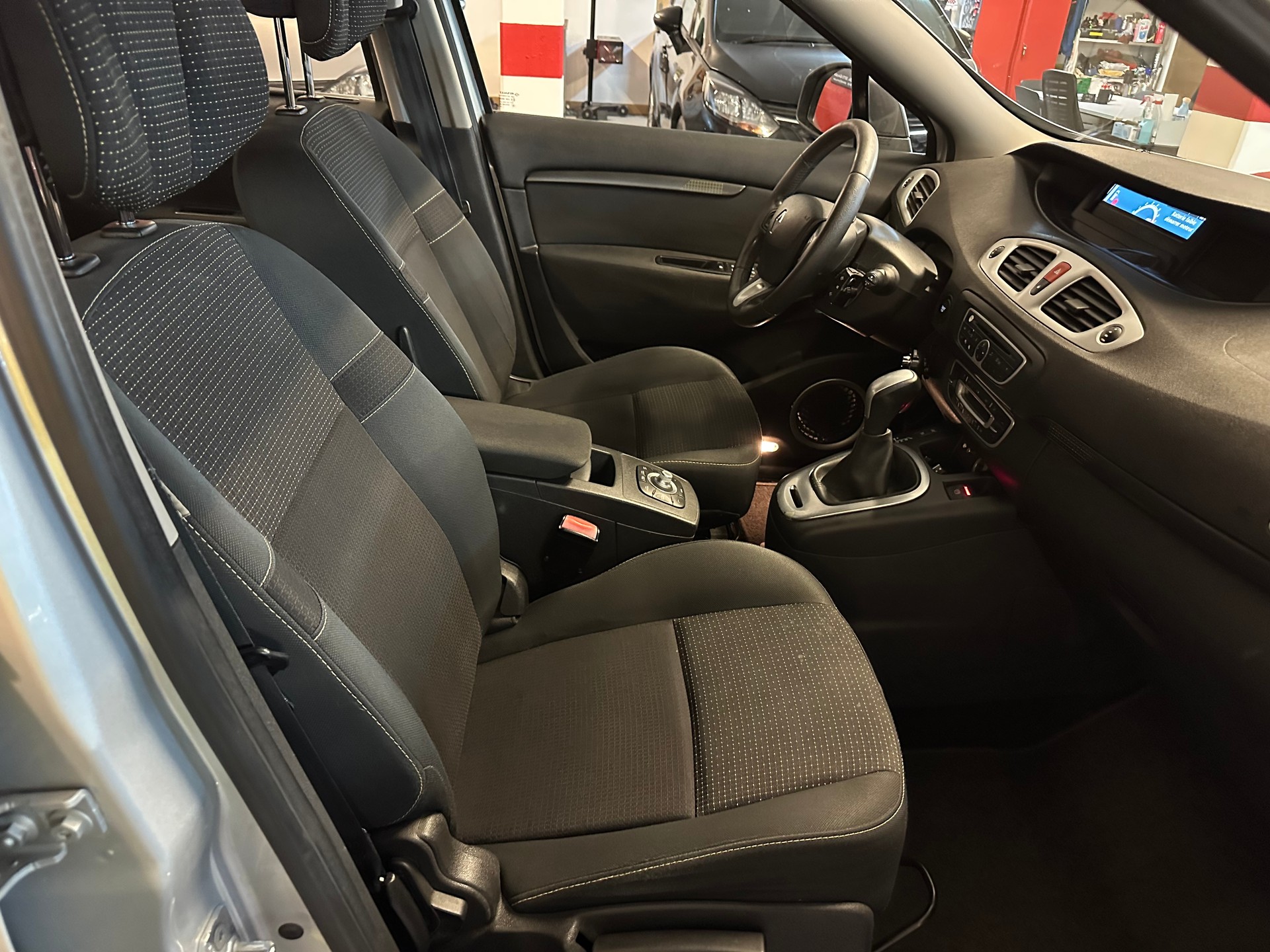RENAULT Scénic 2.0 16V Dynamique X-Tronic CVT-image-6