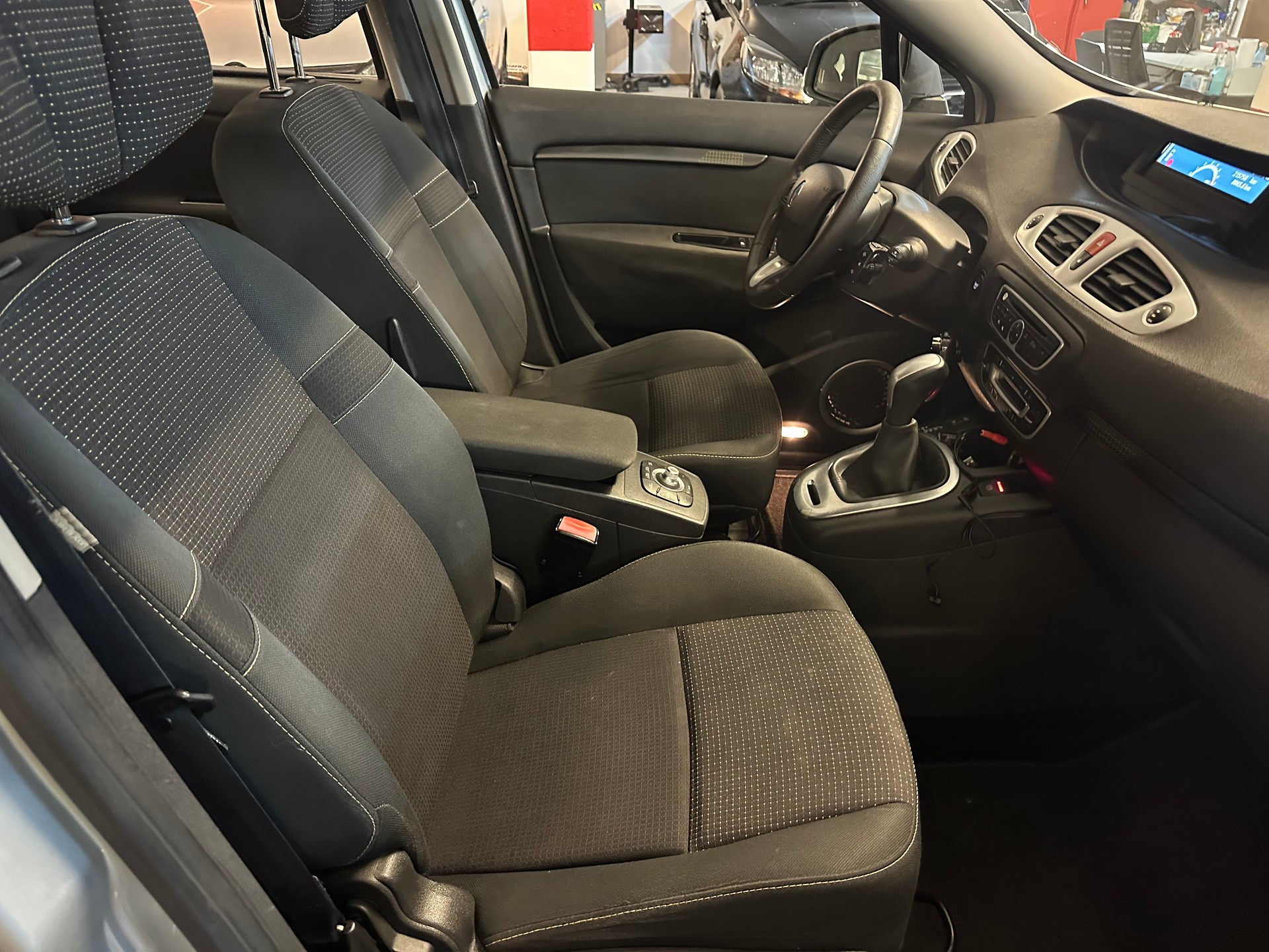 RENAULT Scénic 2.0 16V Dynamique X-Tronic CVT-image-6