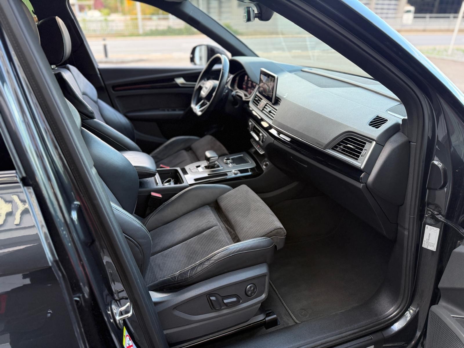 AUDI Q5 40 TDI sport quattro S-tronic-image-24