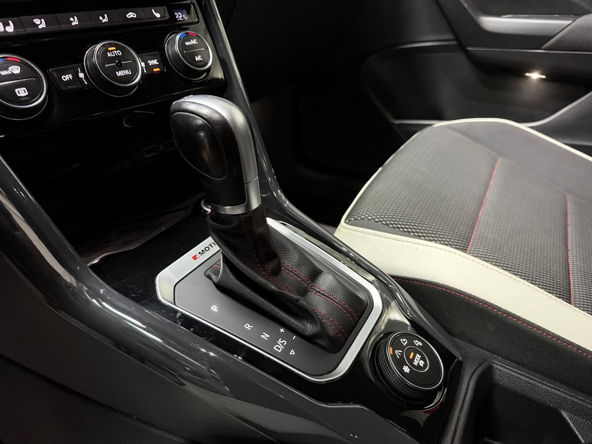 VW T-Roc 1.5 TSI EVO Sport DSG 4Motion-image-14