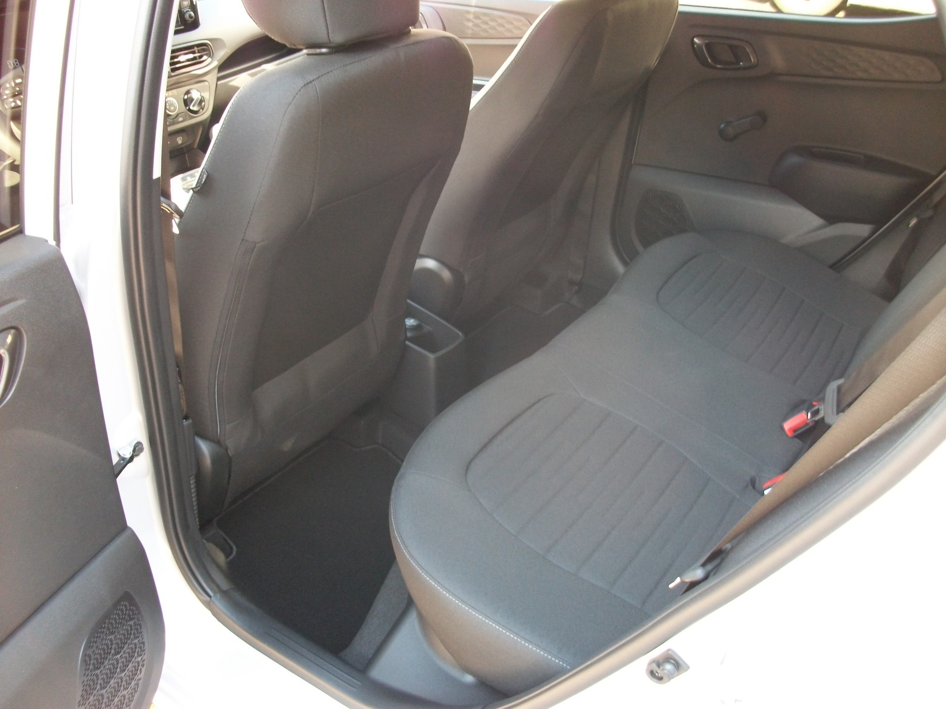 HYUNDAI i10 1.2 Amplia Aut.-image-12