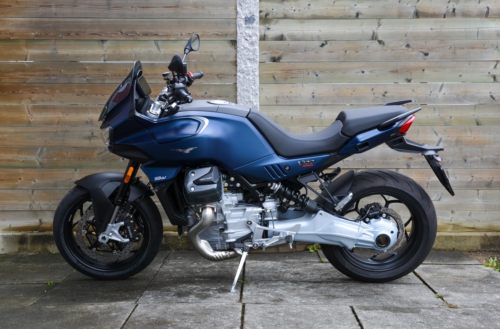 MOTO GUZZI V100 Mandello E5+-showroom-element-1