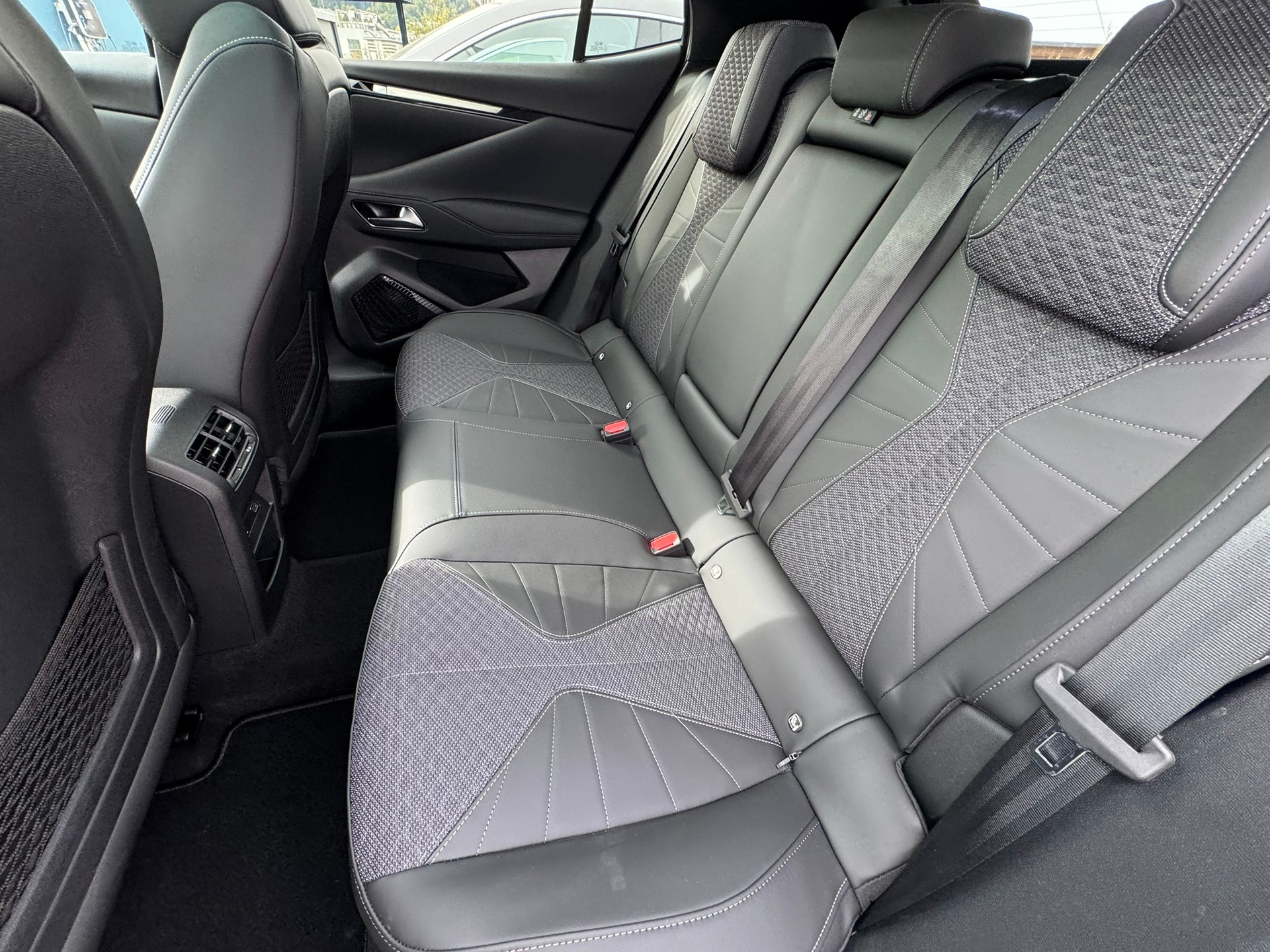 DS AUTOMOBILES DS 4 1.2 MHEV Ligne Noire-image-7
