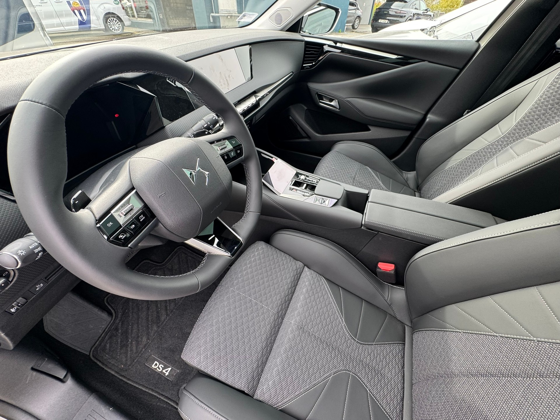 DS AUTOMOBILES DS 4 1.2 MHEV Ligne Noire-image-6