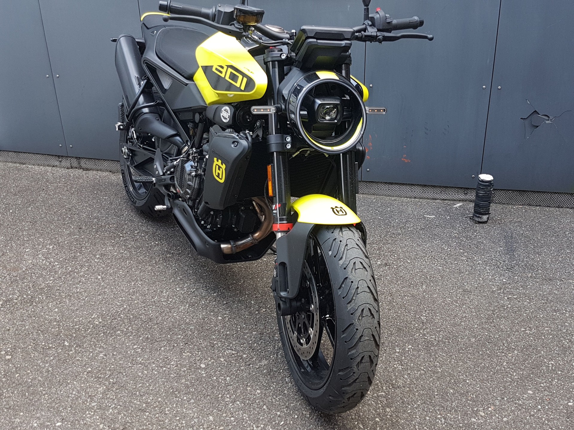 HUSQVARNA Vitpilen 801-showroom-element-1