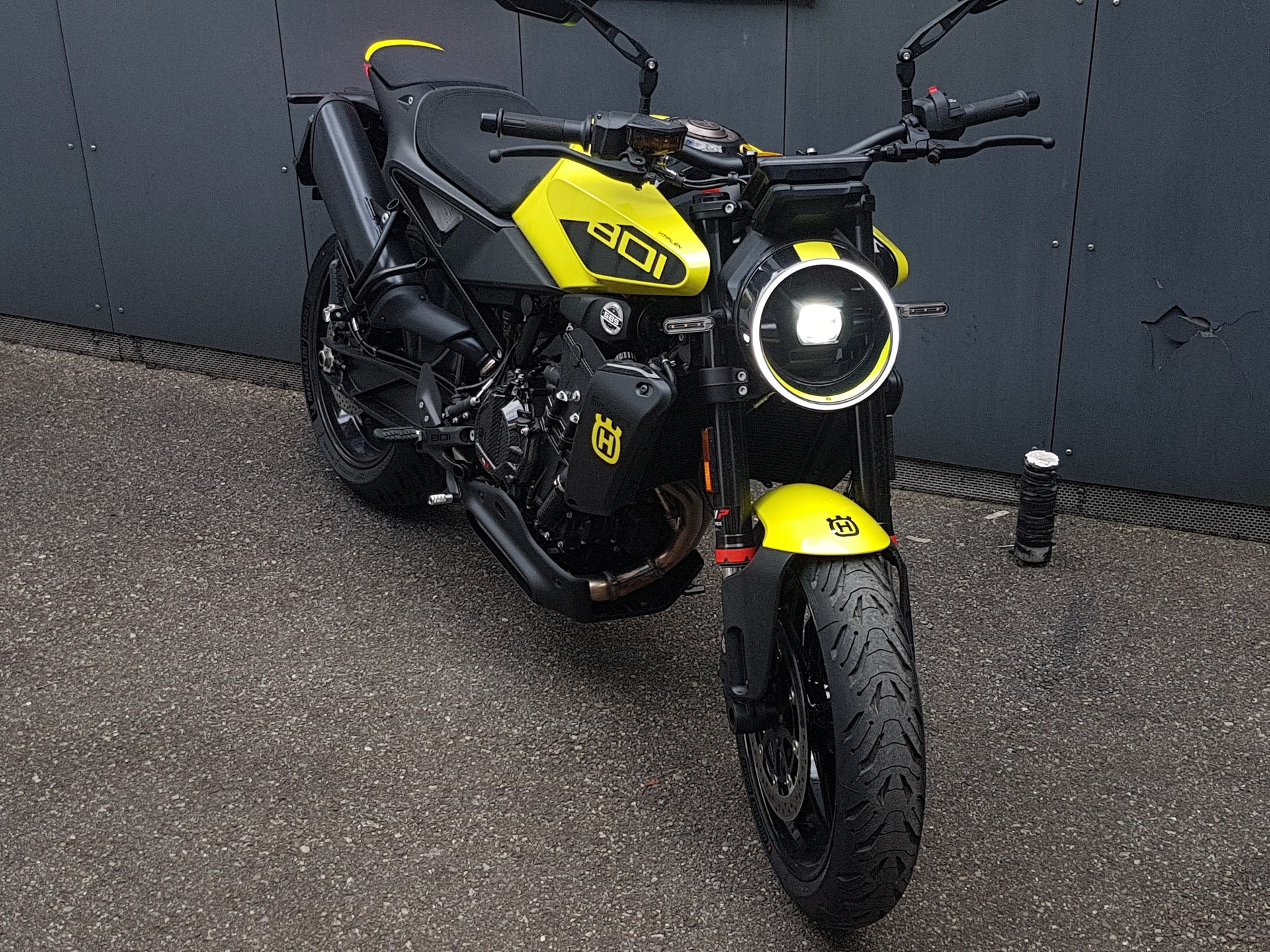HUSQVARNA Vitpilen 801-showroom-element-3