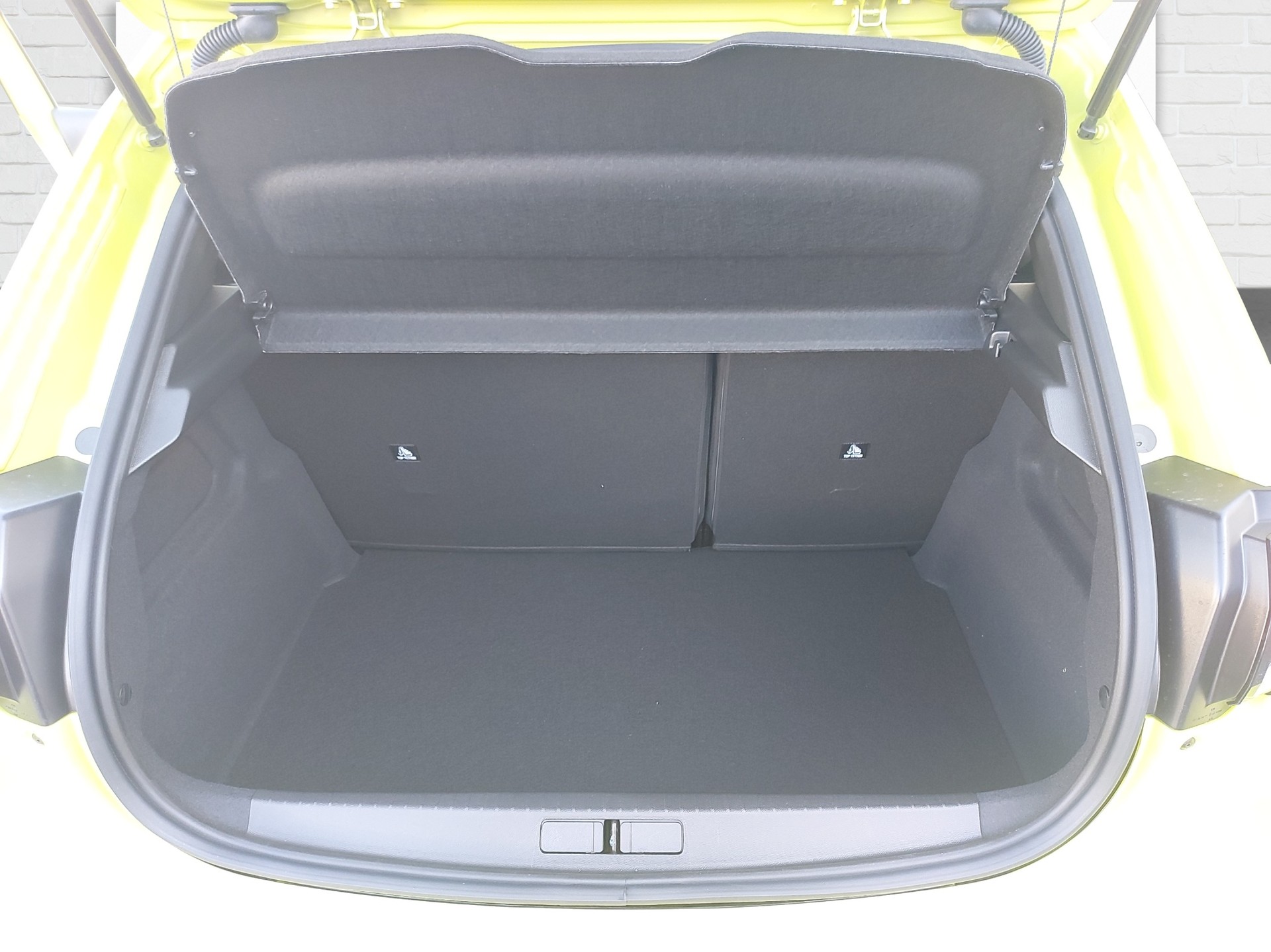 PEUGEOT 208 1.2 Hybrid Allure Premium-image-10