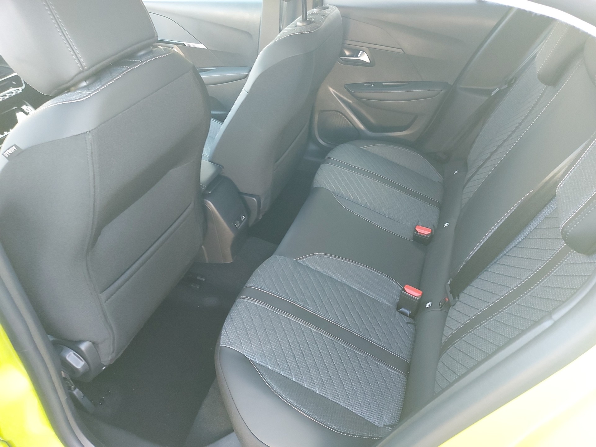PEUGEOT 208 1.2 Hybrid Allure Premium-image-9
