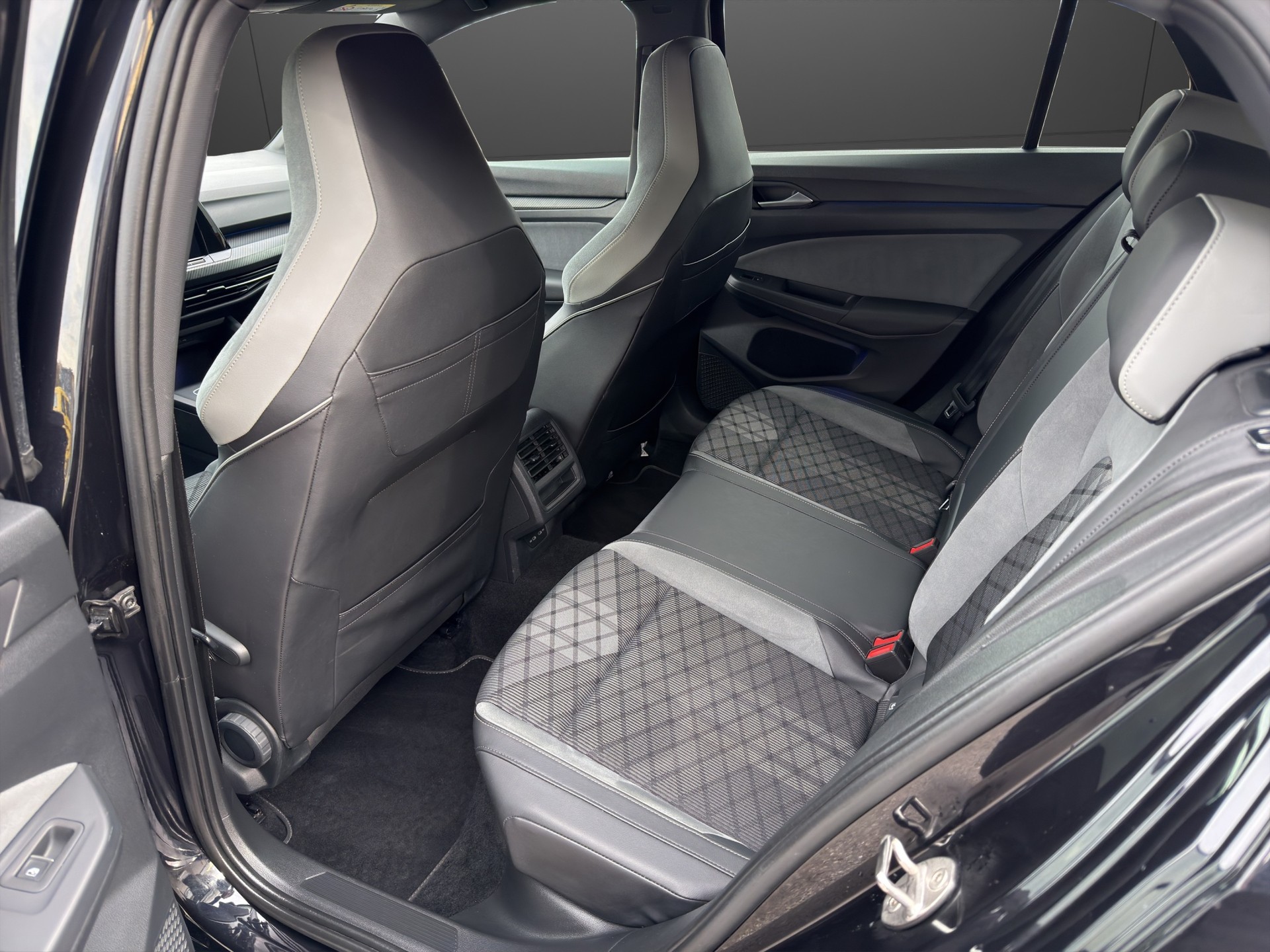 VW Golf 1.5 eTSI mHEV ACT R-Line DSG-image-23