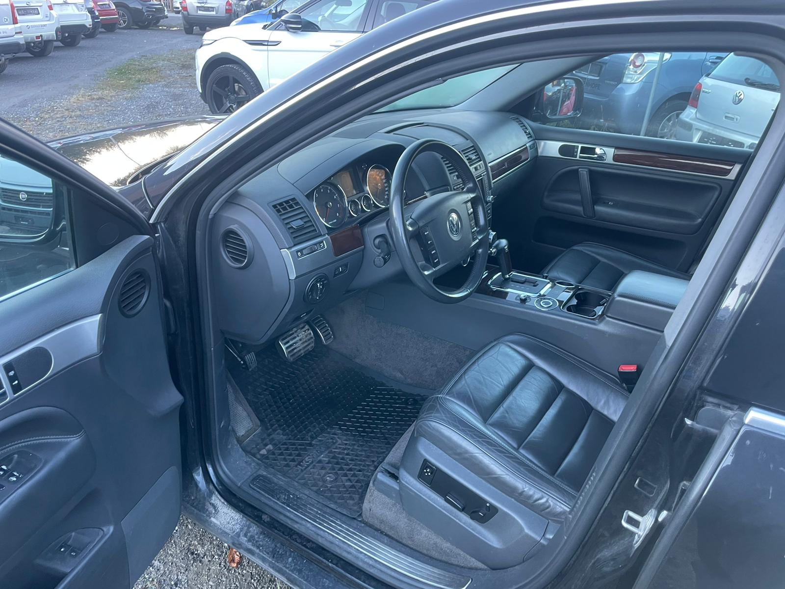 VW Touareg 4.2 V8 Automatic-image-10