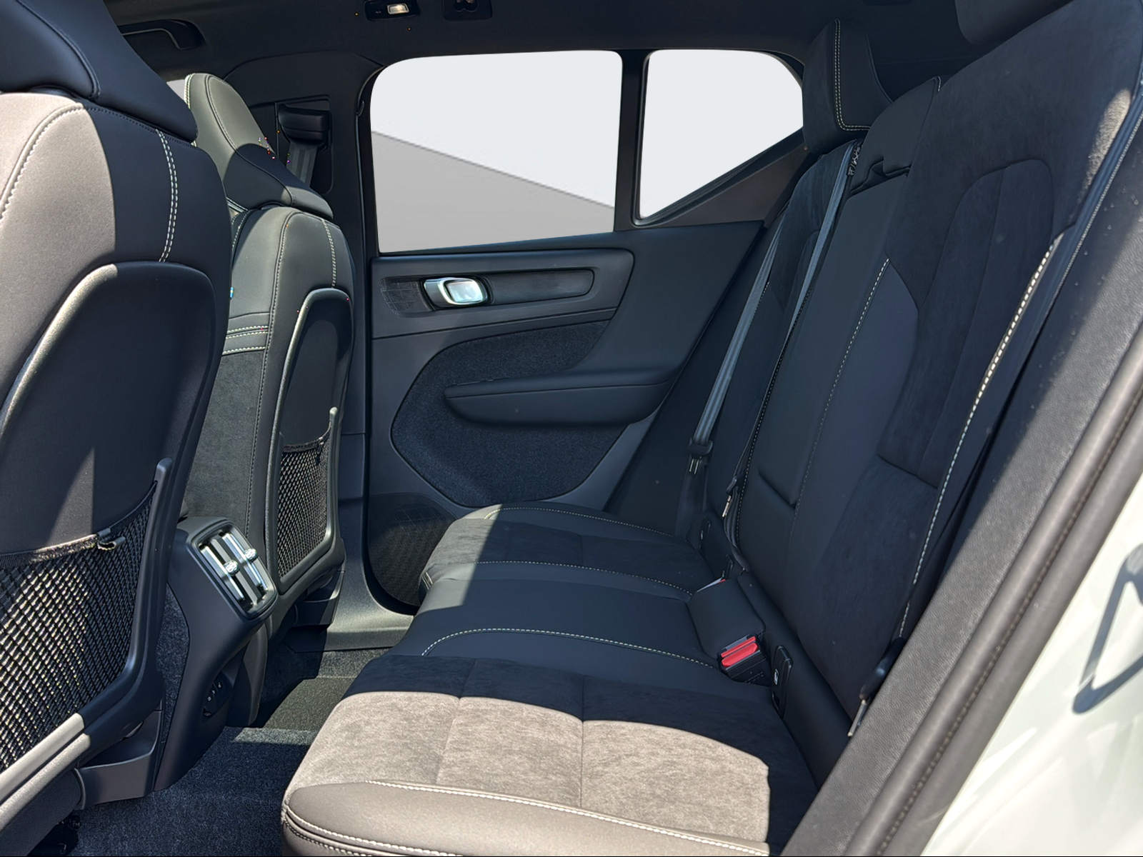 VOLVO XC40 2.0 B4 MH Black Edition-image-13