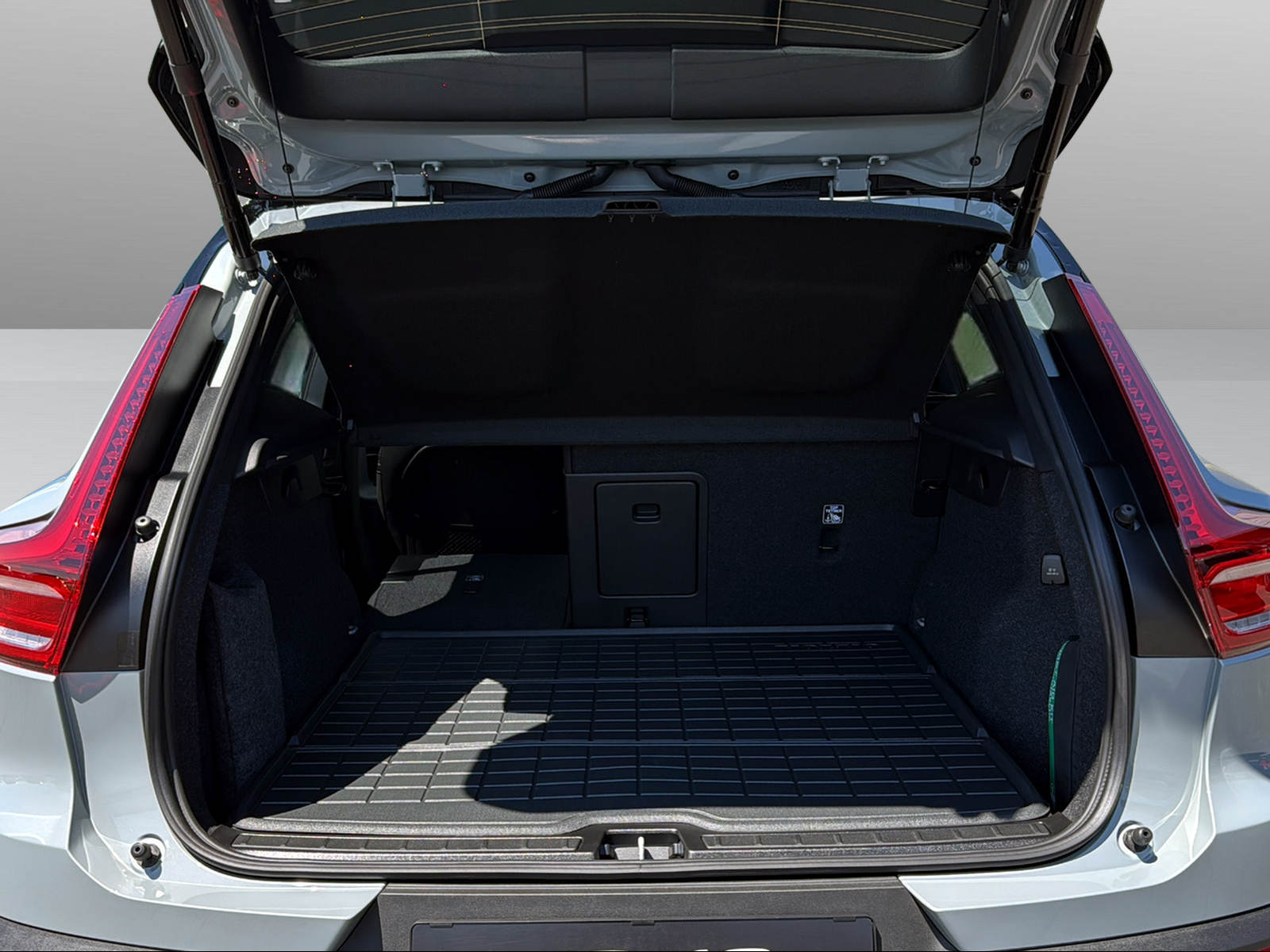 VOLVO XC40 2.0 B4 MH Black Edition-image-15